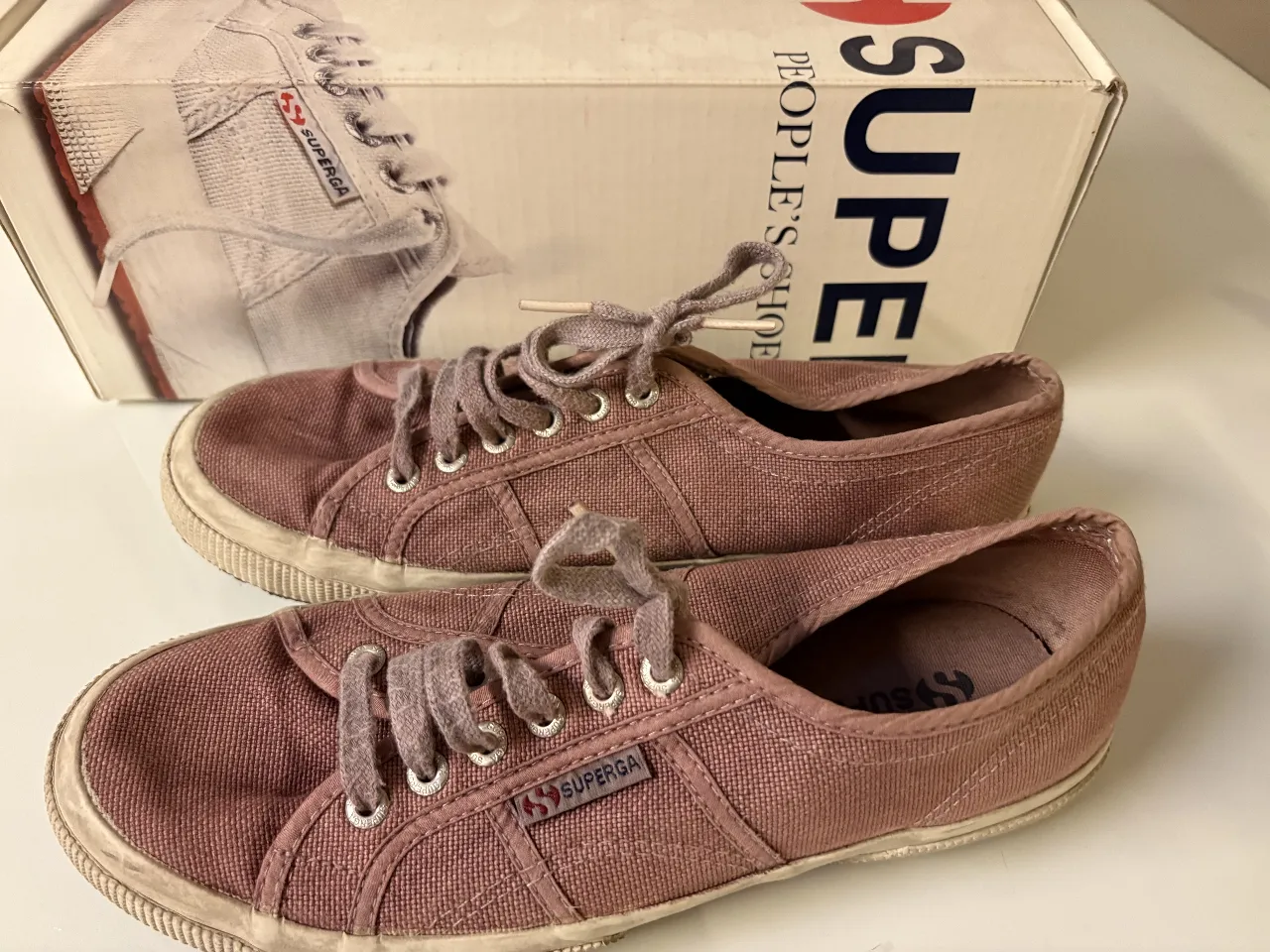 Zapatillas Superga de lona color rosa, con cordones. Talle 41 EU. Ideales para un look casual y cómodo.