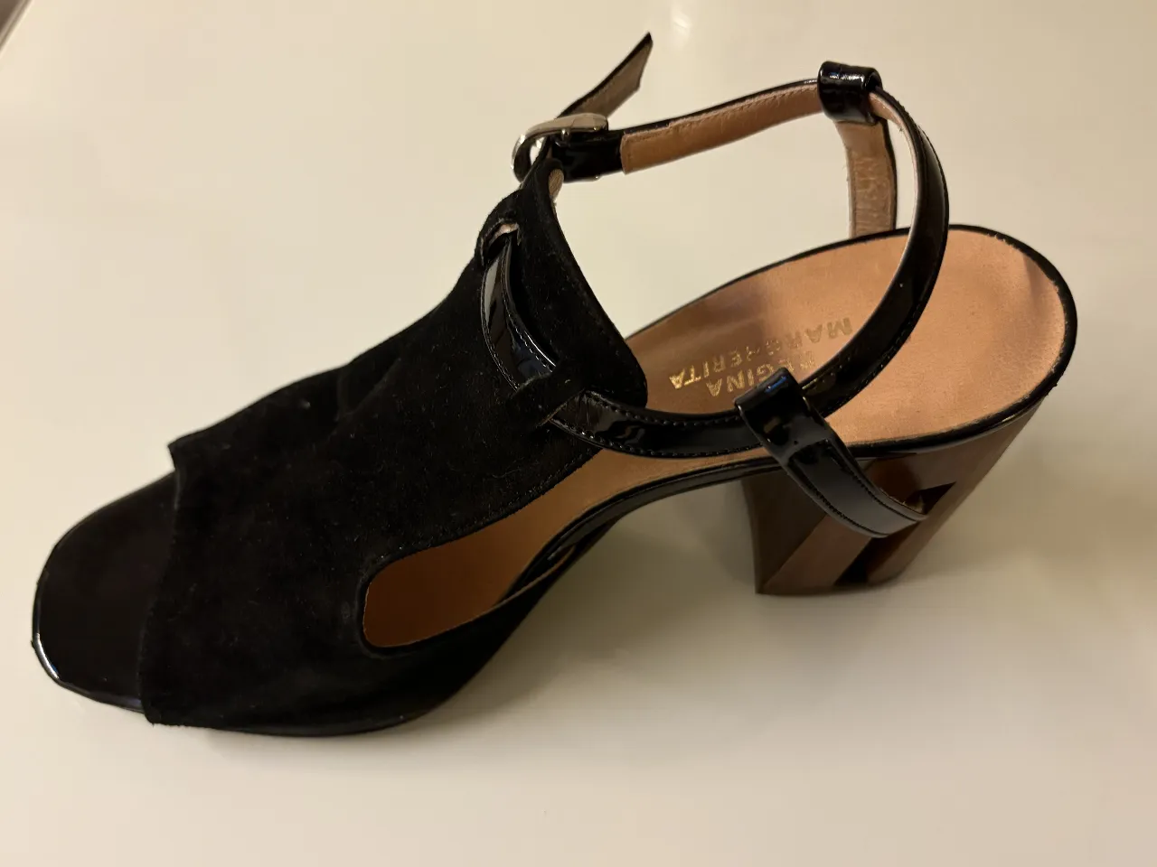 Sandalias negras de cuero con taco de madera y pulsera al tobillo. Marca Regina Margherita, talle 40.