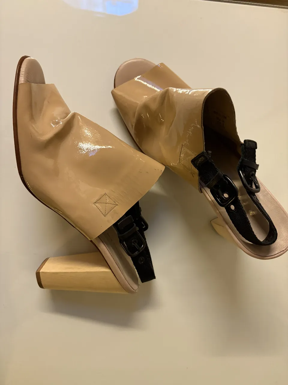 Sandalias de mujer color crudo con taco de madera y detalles en negro. Talle 38.