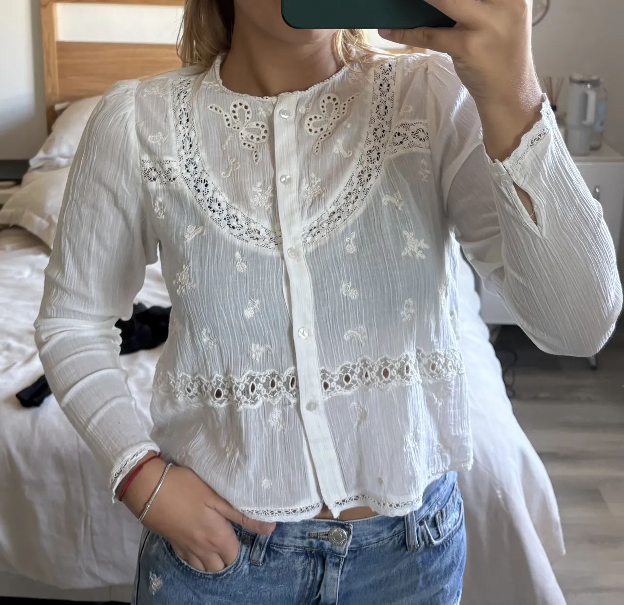 Camisita blanca de manga larga con detalles de encaje y bordados. Con cuello redondo y botones al frente. Estilo boho! No tiene ni un uso