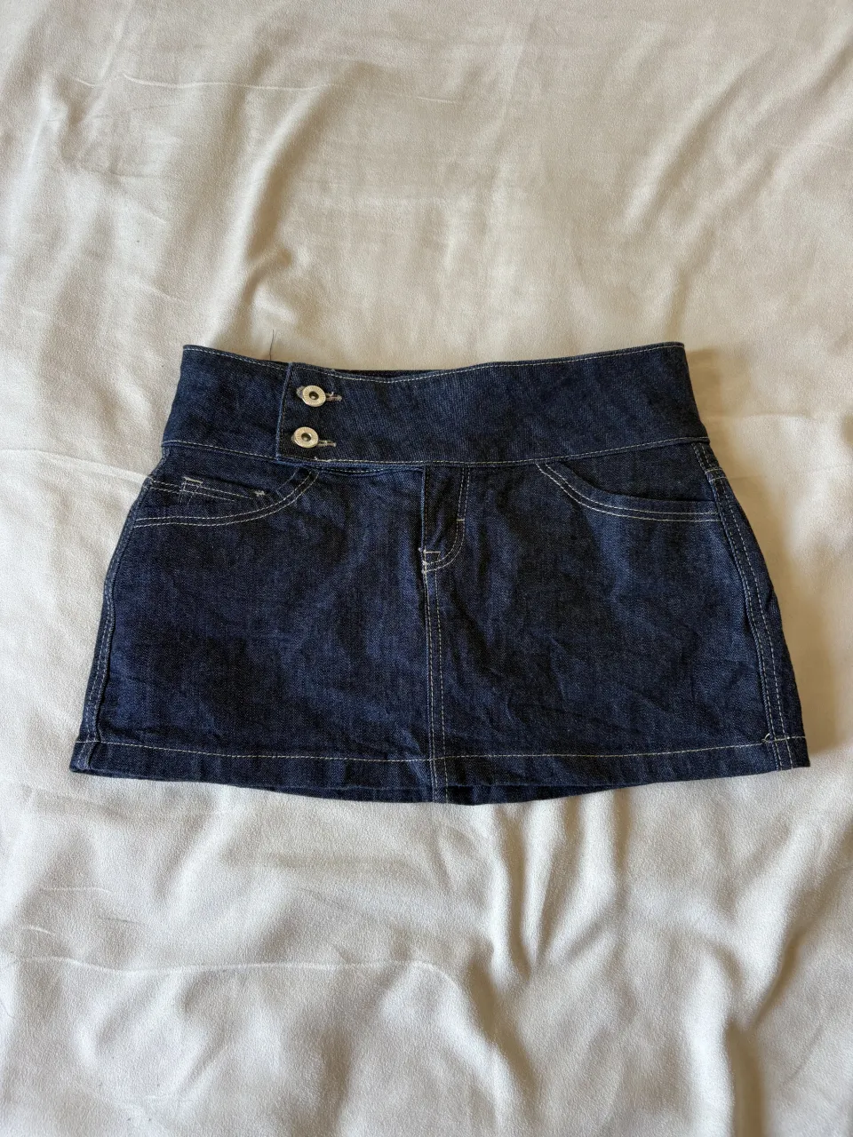 Short pollera de jean tiro medio bajo, con detalles de costuras blancas y bolsillos. Un básico esencial!! SIN USO