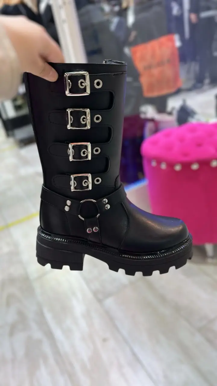 Botas de caña alta negras con hebillas y suela gruesa, talla 38 le hace a una 37 , solo tiene 1 uso .