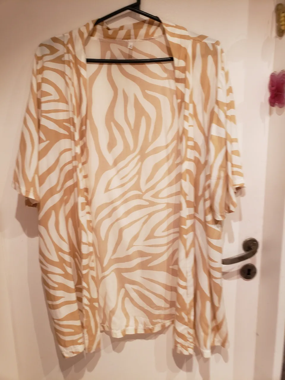 Kimono estampado cebra, ideal para darle un toque salvaje y chic a tu look. Perfecto para usar sobre bikinis, vestidos o jeans.