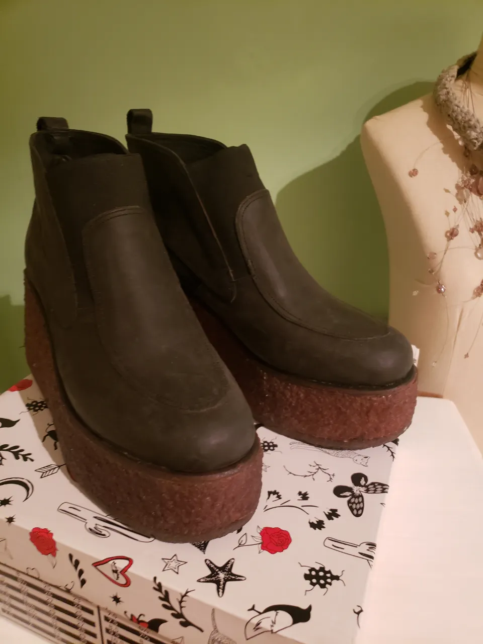 Botitas negras con plataforma súper alta y suela gruesa. Ideales para darle un toque rockero y canchero a cualquier look. Perfectas para destacar y sentirte única.