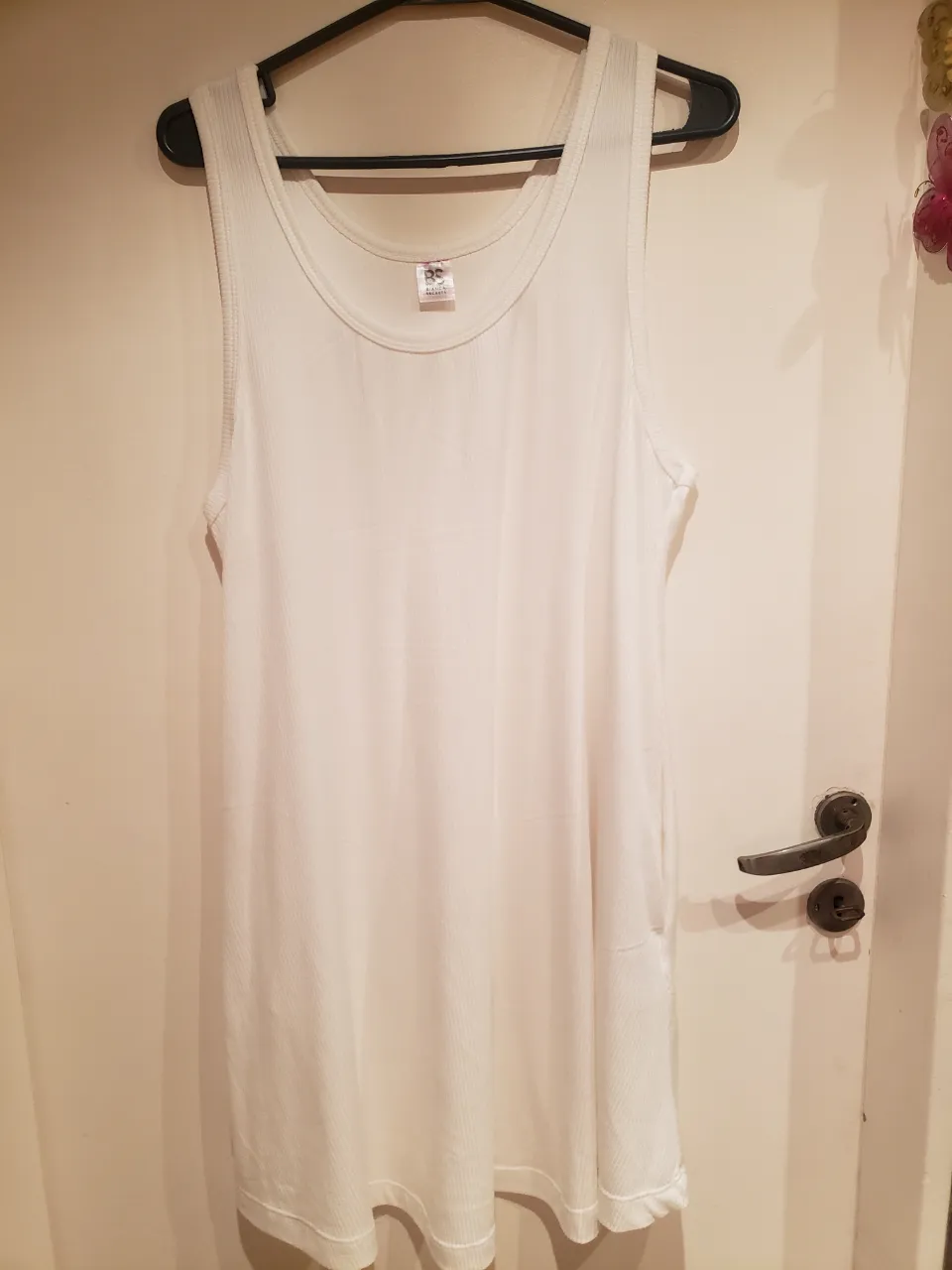 Musculosa blanca de morley, ideal para usar sola o como base de cualquier outfit. Su diseño simple y cómodo la hace perfecta para el día a día.