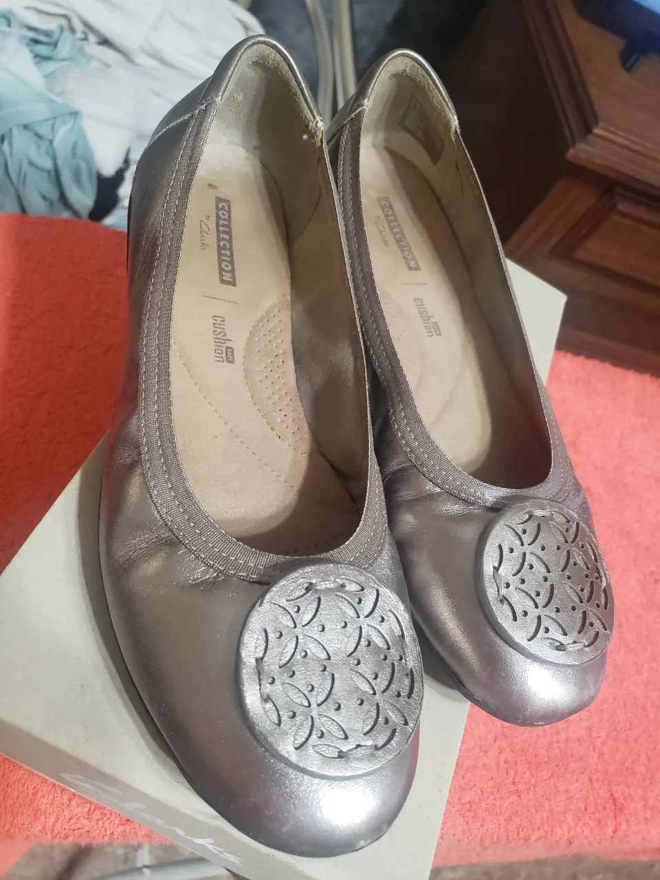 Zapatos tipo bailarina color peltre
, con un detalle circular calado en la punta. Marca Clarks, súper cómodos y elegantes.