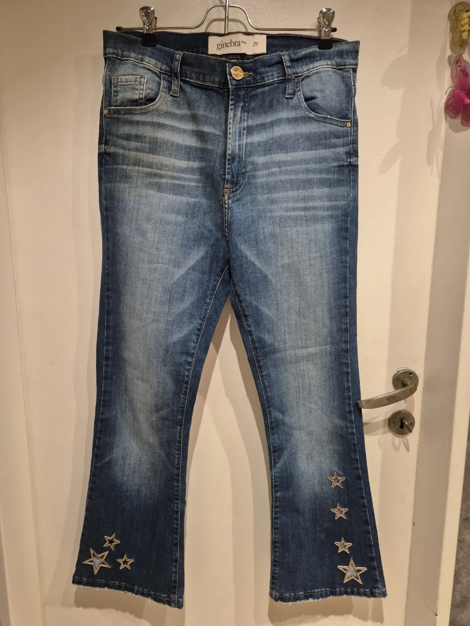 Jeans tiro alto con estrellas bordadas en la botamanga. Lavado clásico y detalles desgastados que le dan un toque canchero. Ideales para un look casual y divertido.