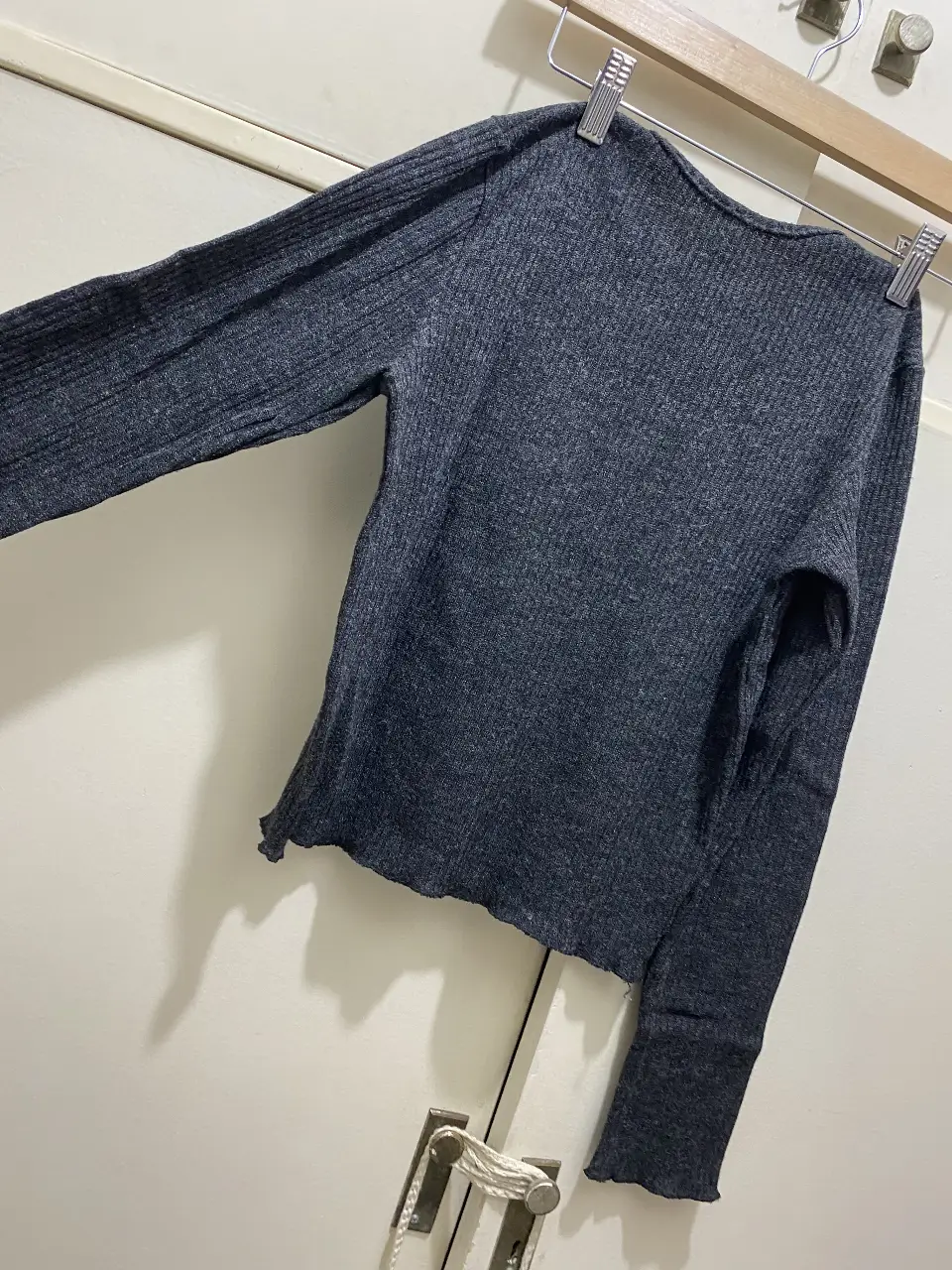 Remera de manga larga de tejido acanalado en color gris. Ideal para un look casual y cómodo. Solo se uso 2 veces. 