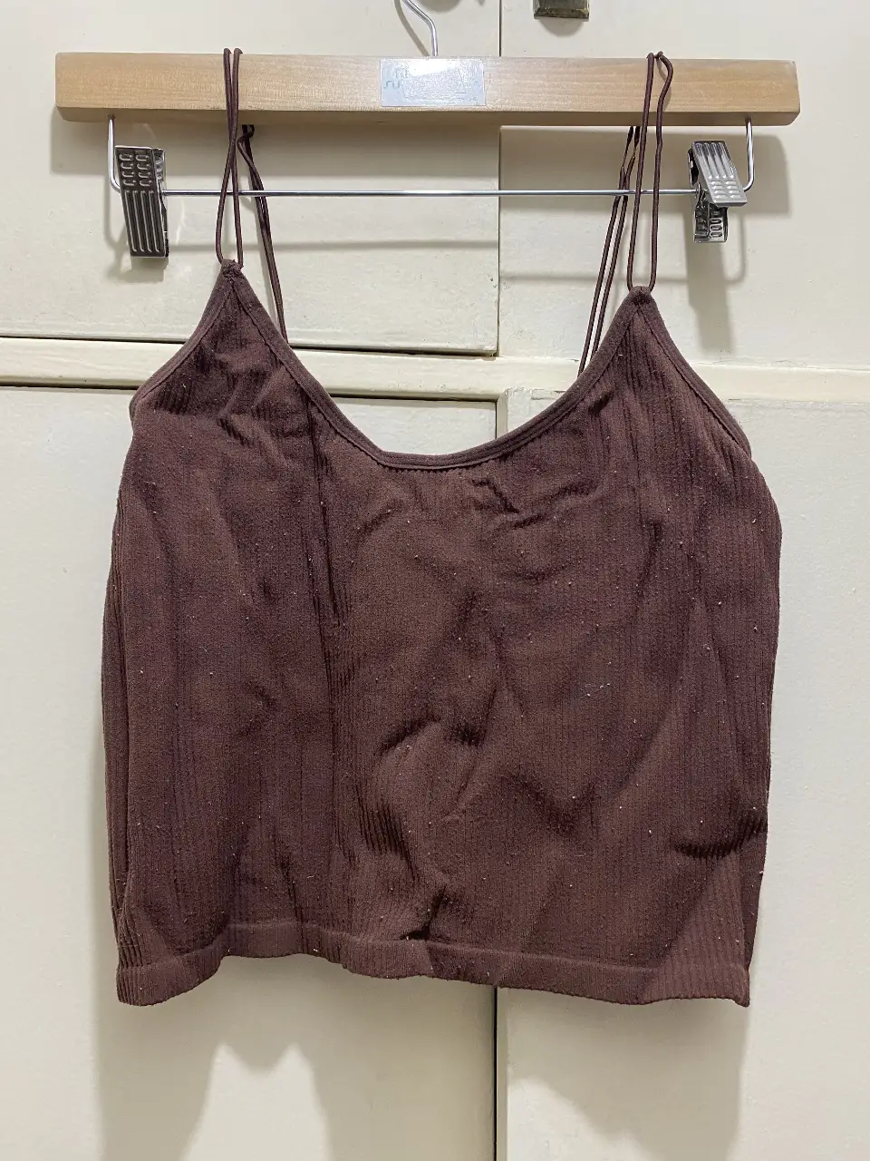 Top de mujer color marrón chocolate, con breteles finos y escote en V. Ideal para combinar con jeans o faldas. Marca Zara, talle L.