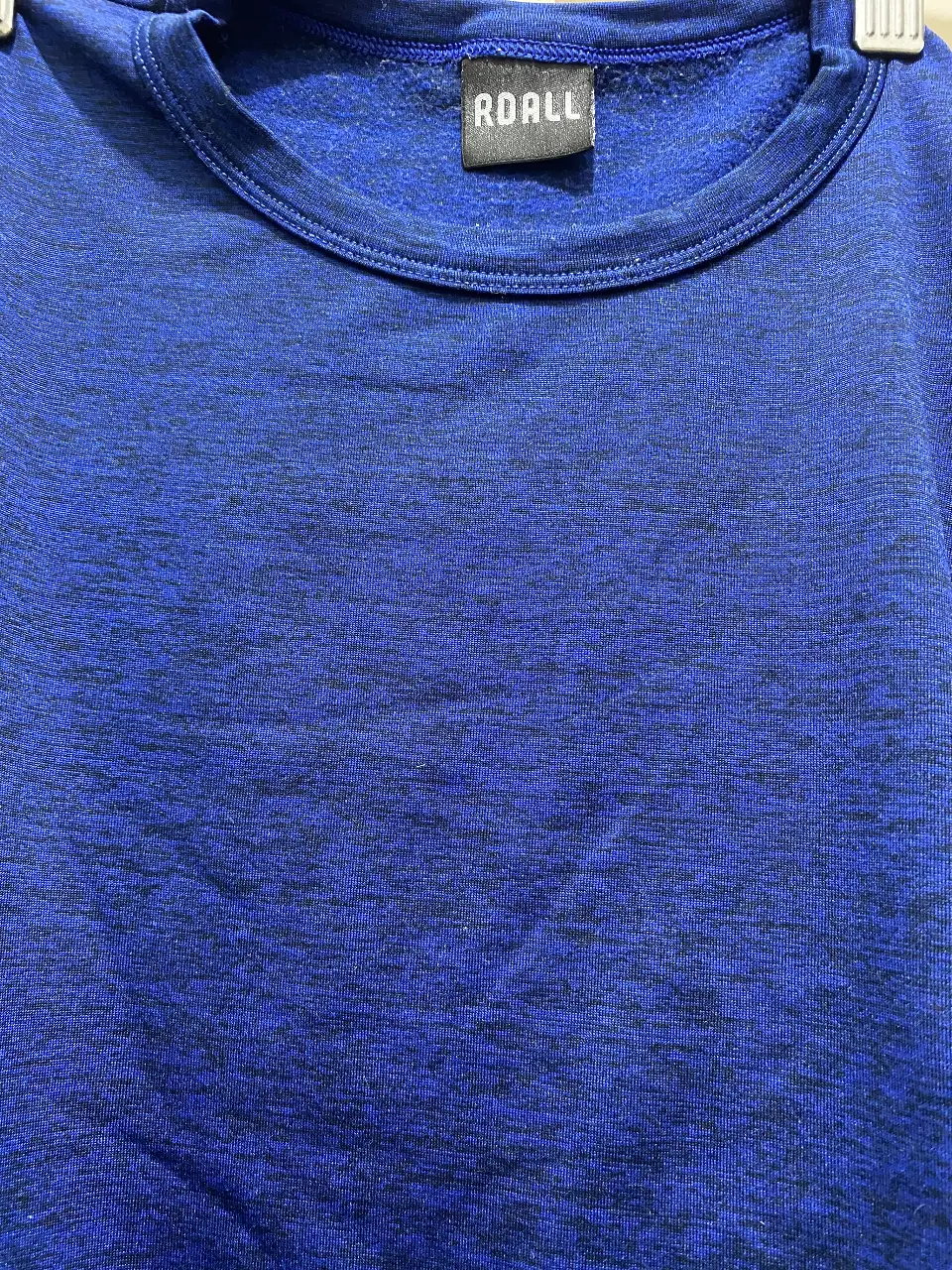 Remera deportiva manga larga azul con detalles en blanco. Ideal para entrenamientos y actividades al aire libre. Marca RDALL.