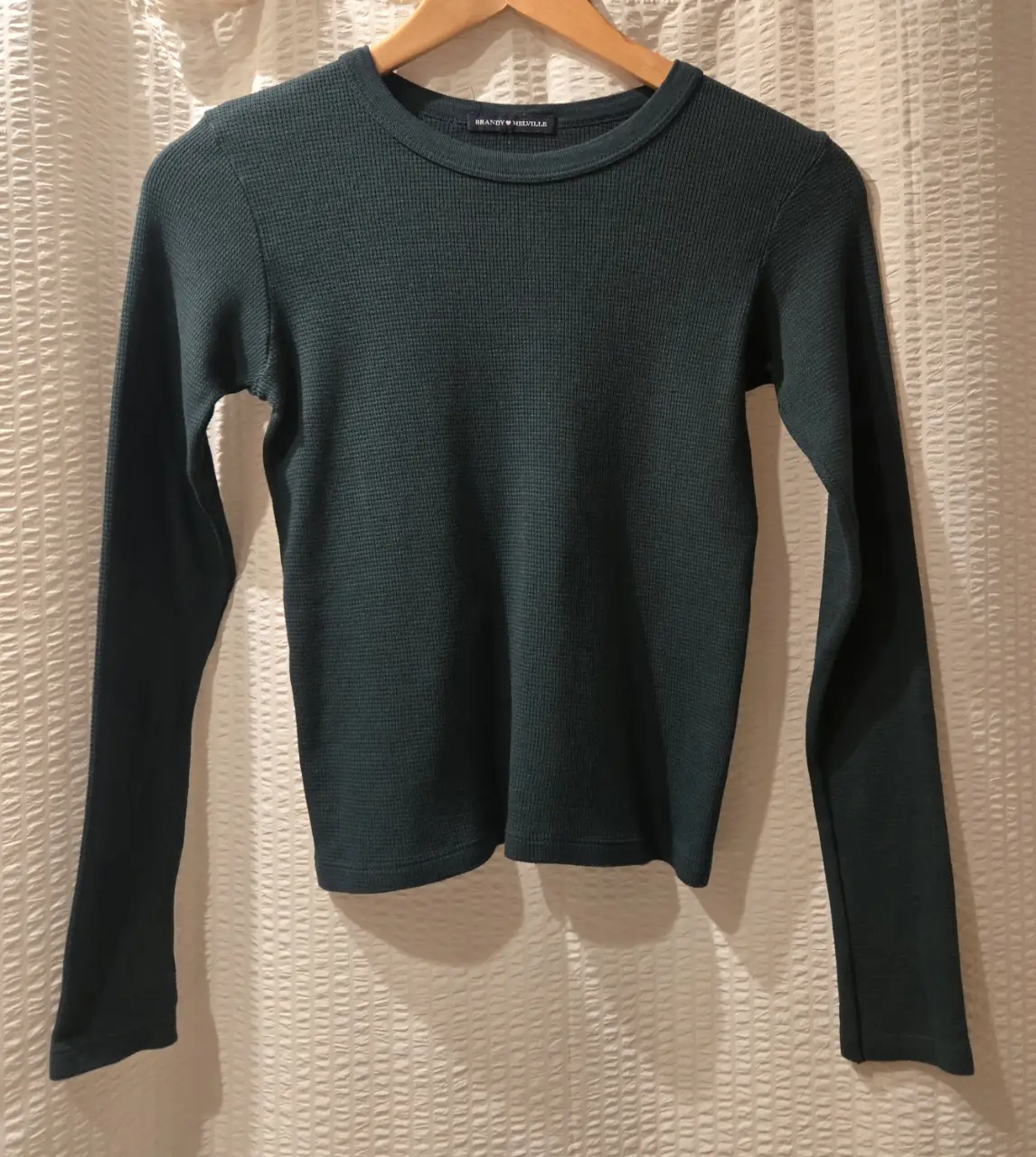 Remera manga larga de tela waffle, color verde oscuro, de la marca Brandy Melville
