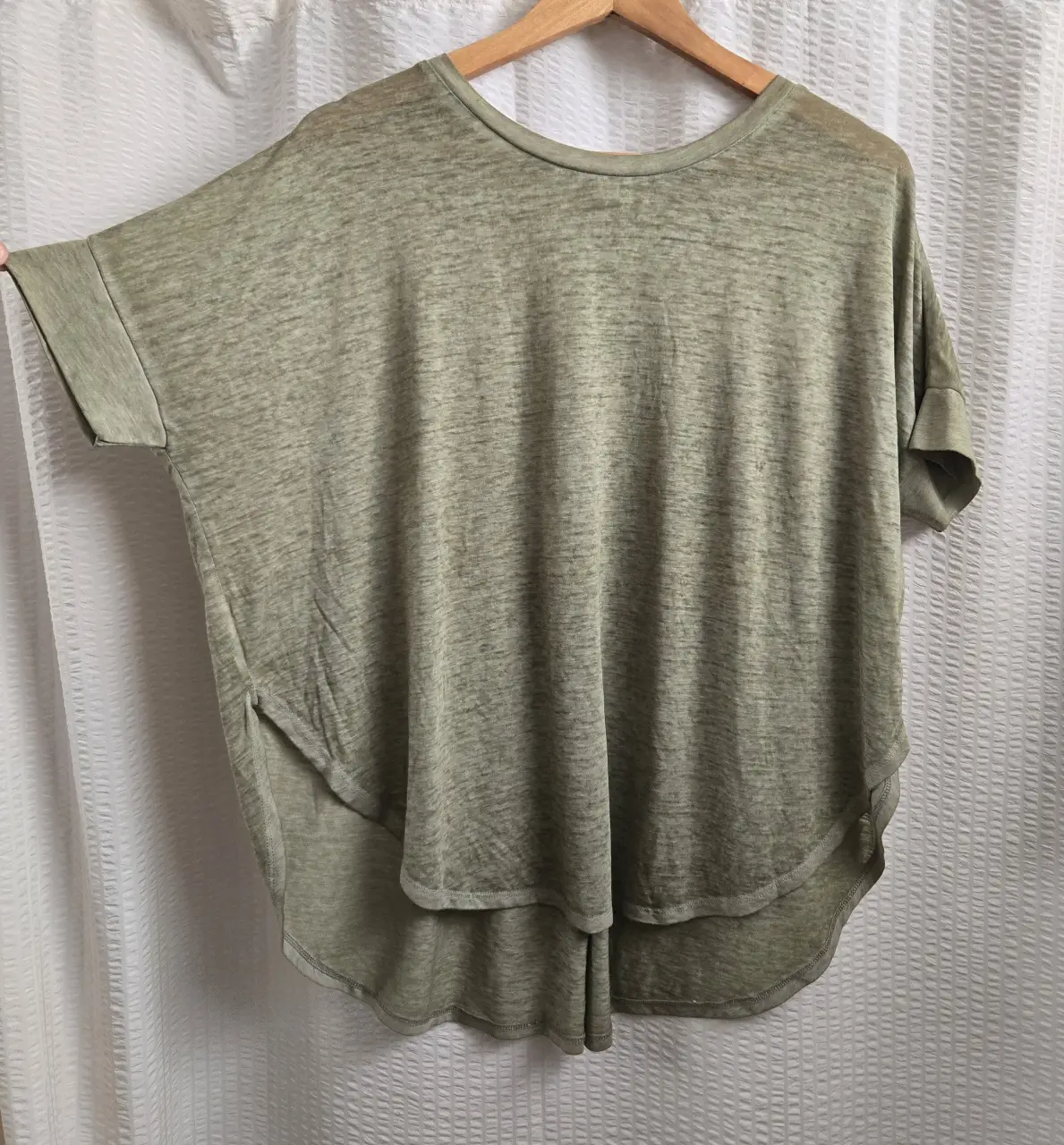 Remera manga corta con diseño holgado y terminacion redondeada. Tela flamé. Talle S pero equivale a M. 55% poliester 45% algodón