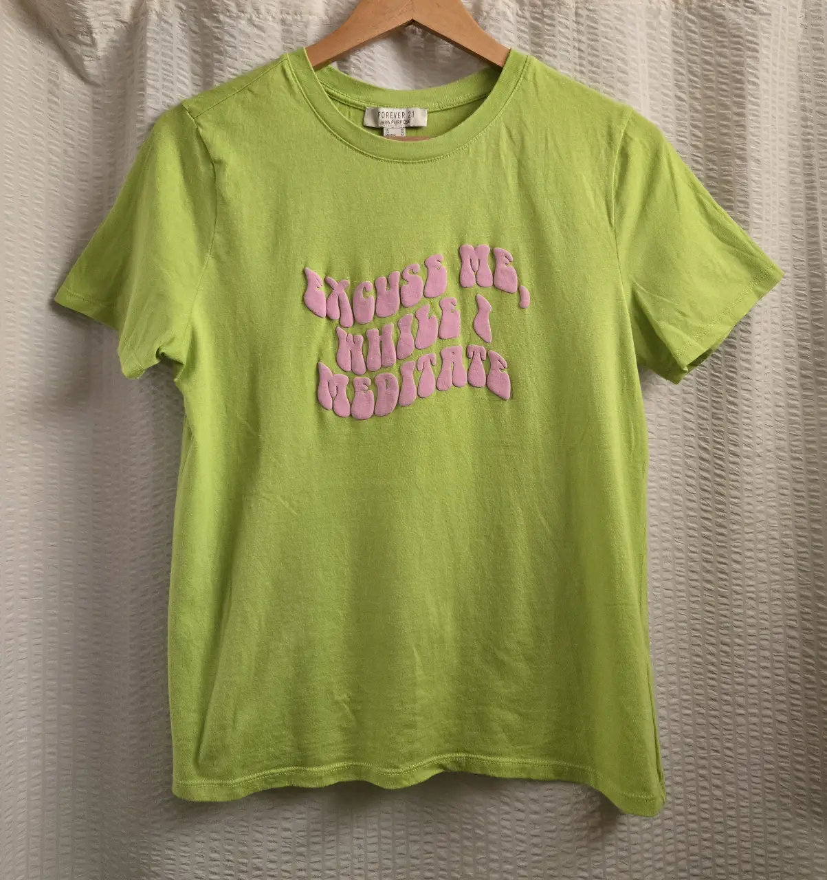 Remera de Forever 21 verde lima con estampado en relieve color rosa. 100% algodón. Largo a la cadera 