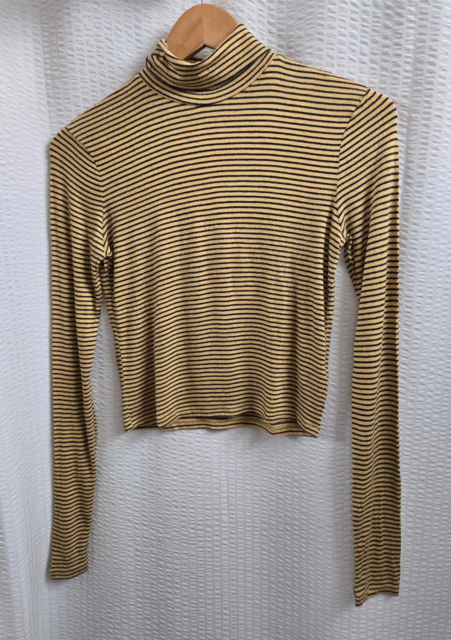 Remera manga larga con cuello alto y rayas horizontales amarillas y azul oscuro. 96% rayon 4% spandex 