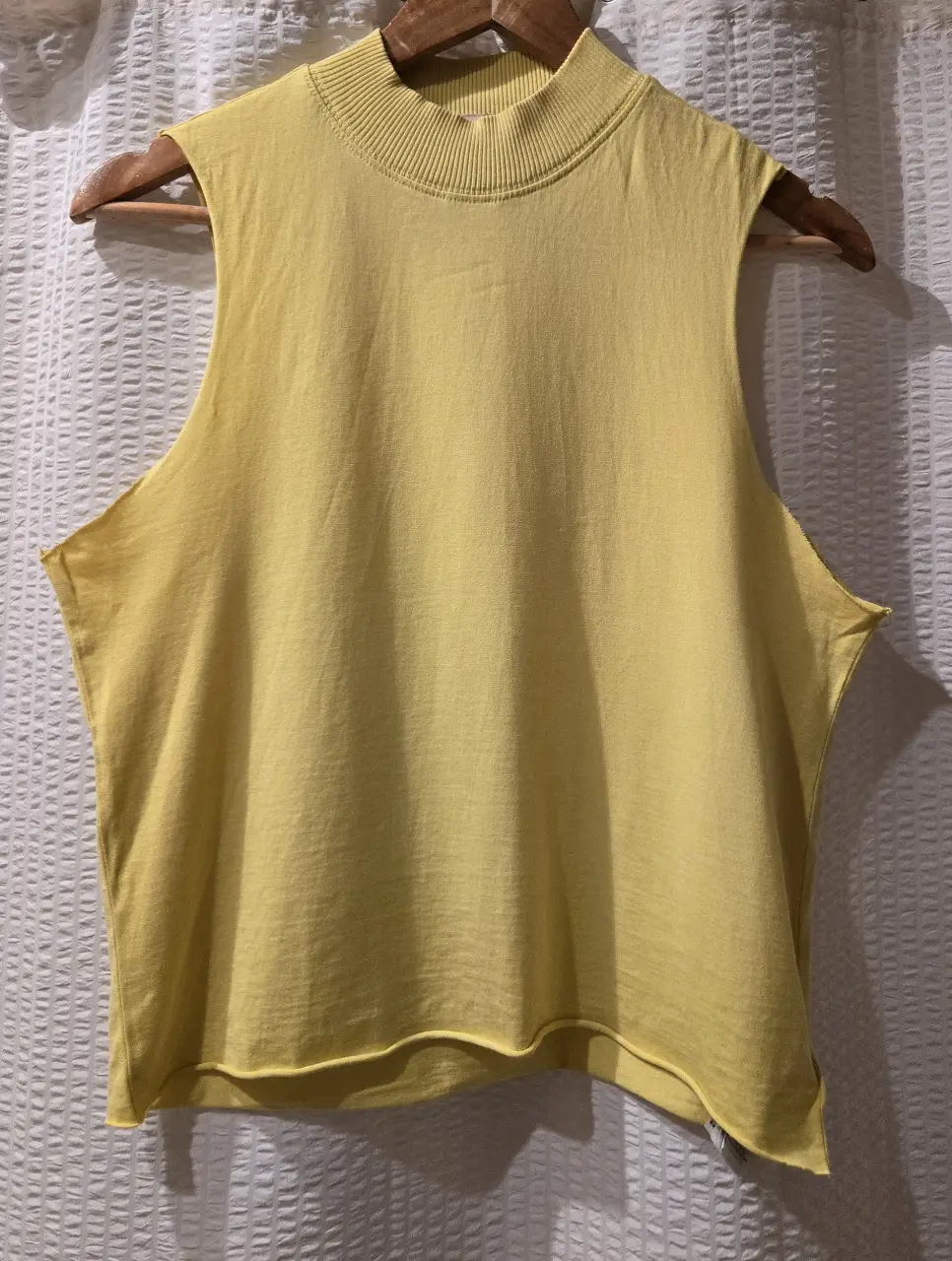 Musculosa color lima/amarillo de cuello alto.  70% algodón 30% seda. Talle XS, equivale a S