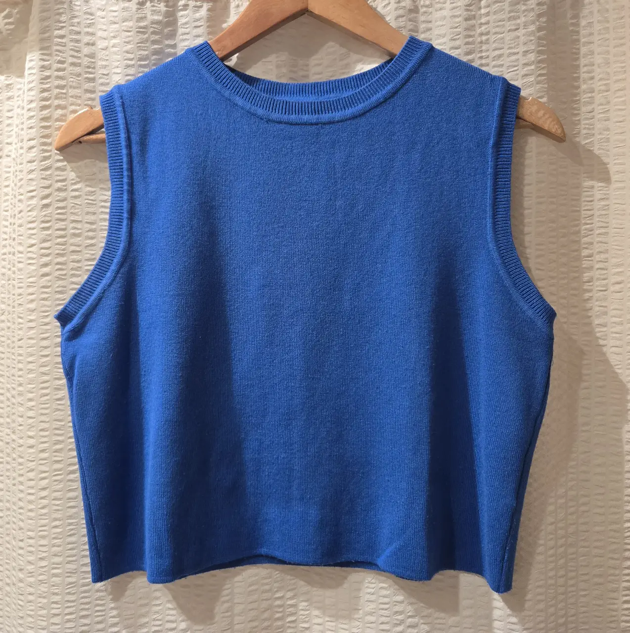 Musculosa tejida azul, ideal para un look casual y fresco. Primark. Talle XL pero equivale a un M/L. 70% viscosa 30% nylon