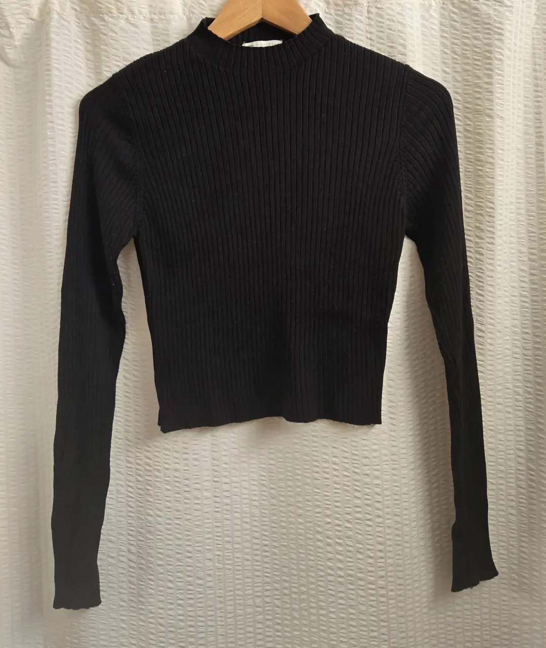Sweater liviano manga larga negro, de cuello alto y corte crop. Talle M pero equivale a S