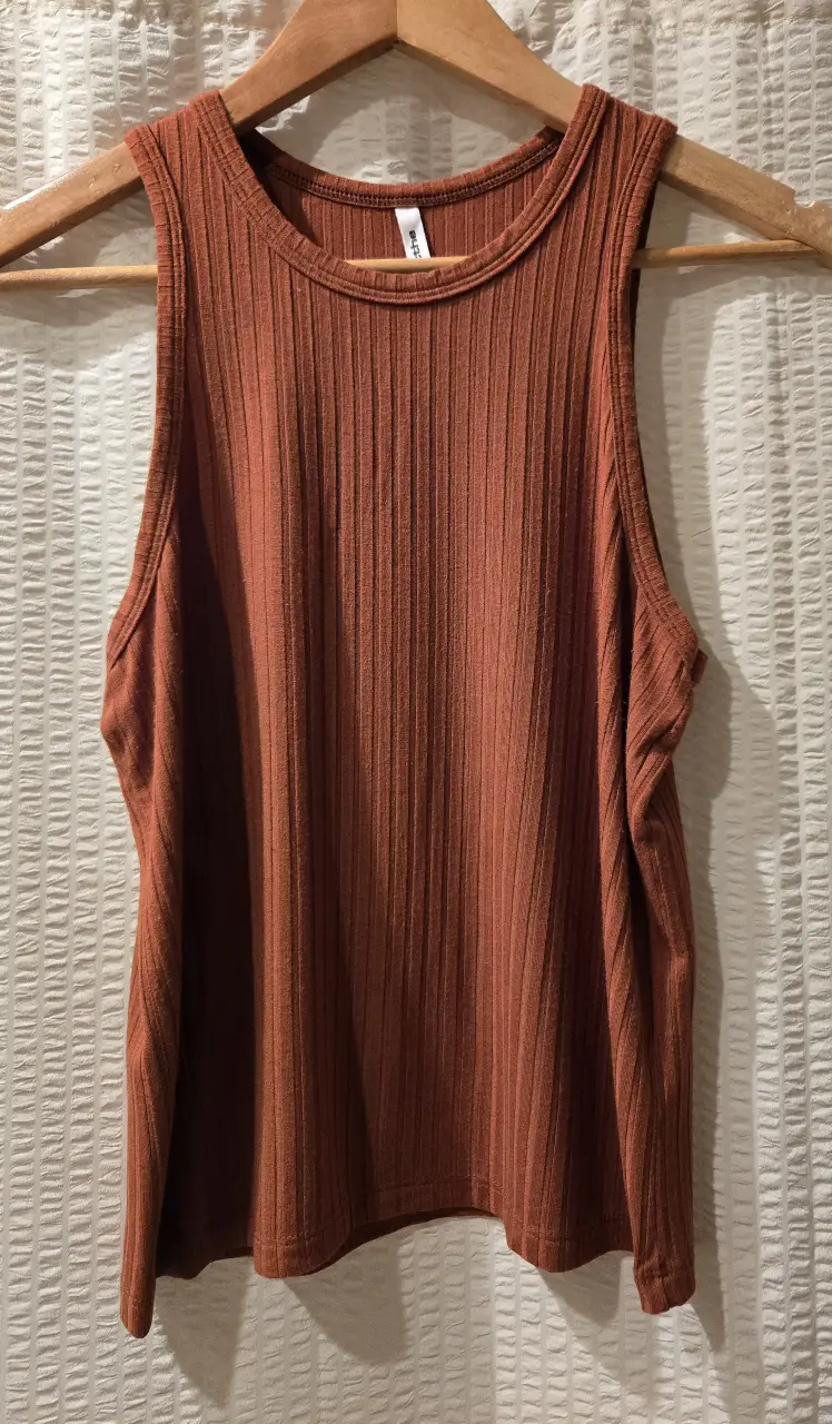Musculosa de morley ancho, color marrón óxido. 72% poliester 23% rayon 5% spandex