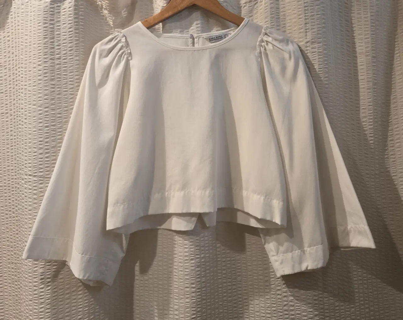 Blusa blanca de Zara, con mangas amplias y detalle de fruncido en los hombros. Talle M pero puede ser un S. 63% lyocell 37% poliester