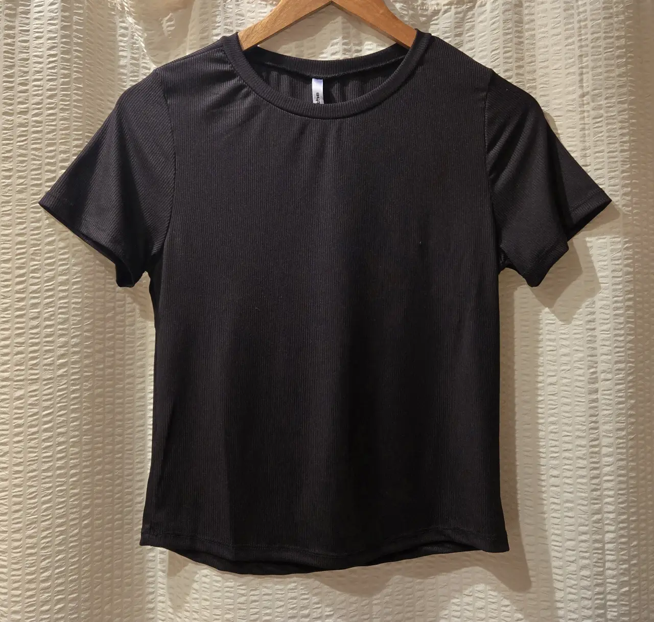 Remera negra manga corta de morley frío. 92% viscosa 8% elastano