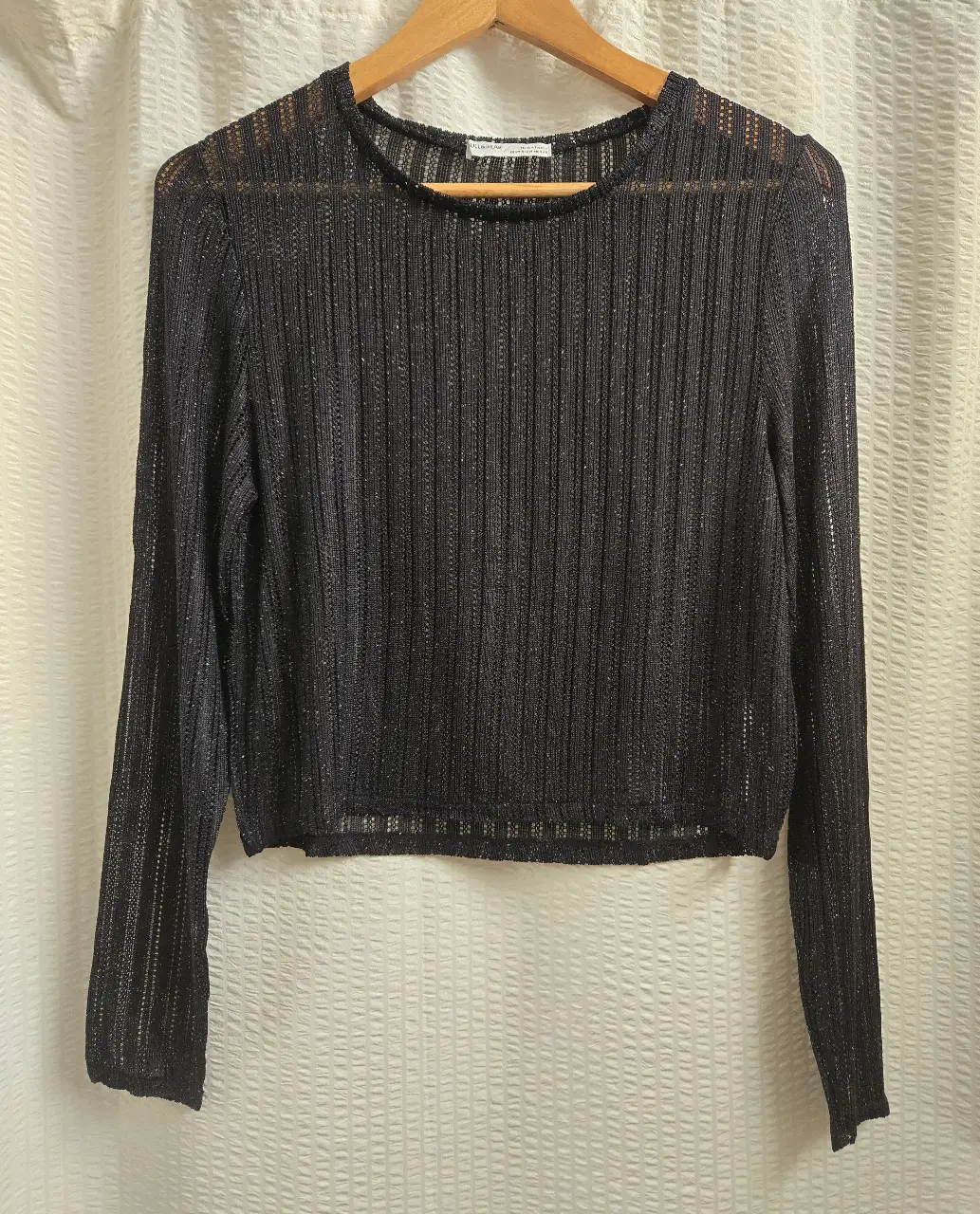 Remera manga larga de tejido calado en color negro. Con lurex Ideal para un look elegante y sofisticado. 