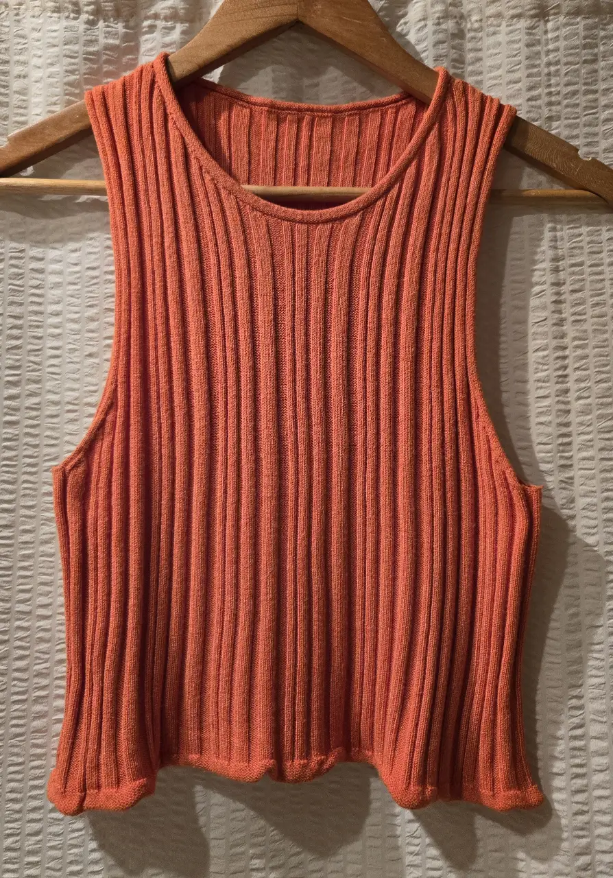 Top tejido de punto acanalado en color naranja. Cuello redondo