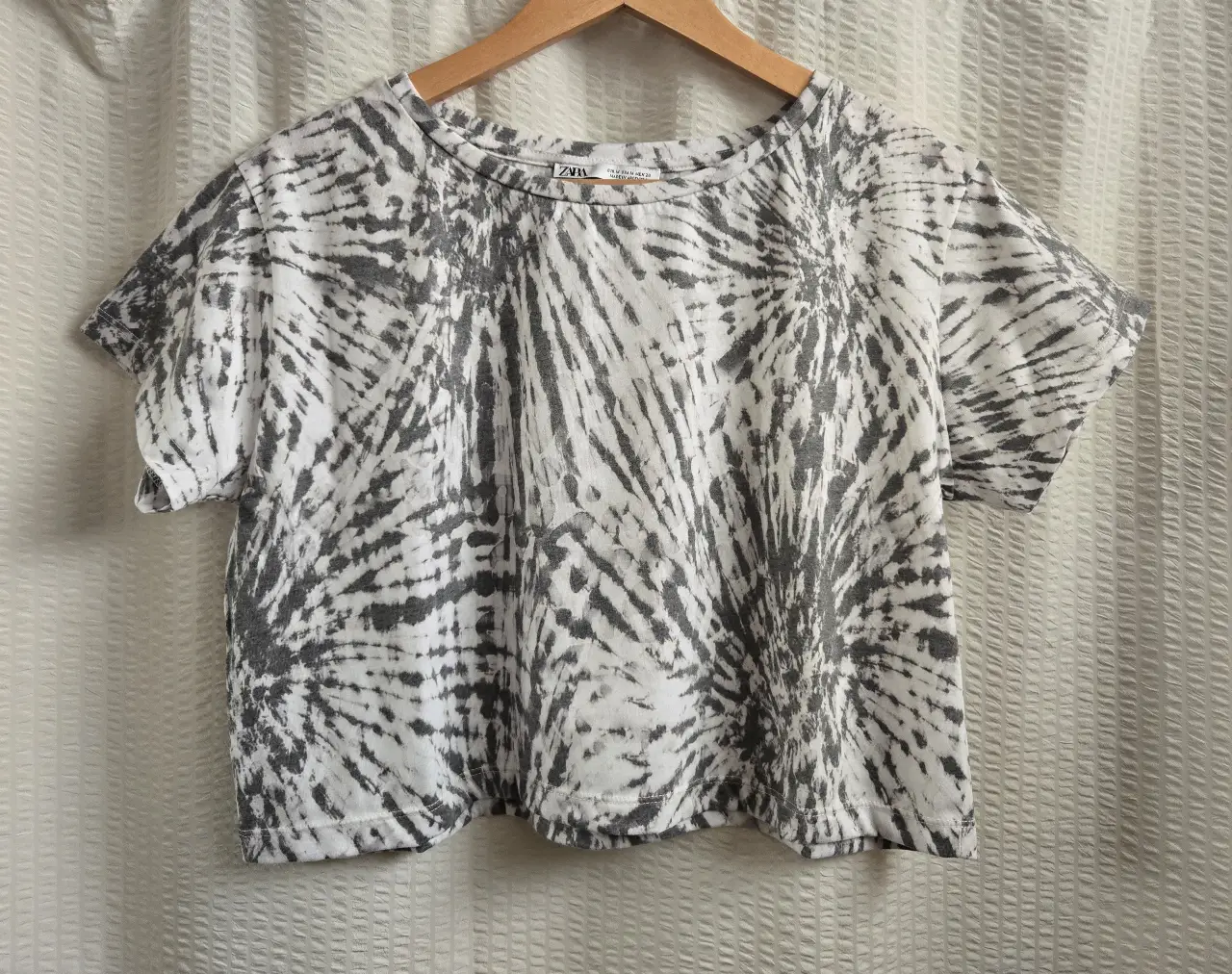 Remera con estampado batik en tonos grises y blancos. Corte ancho
