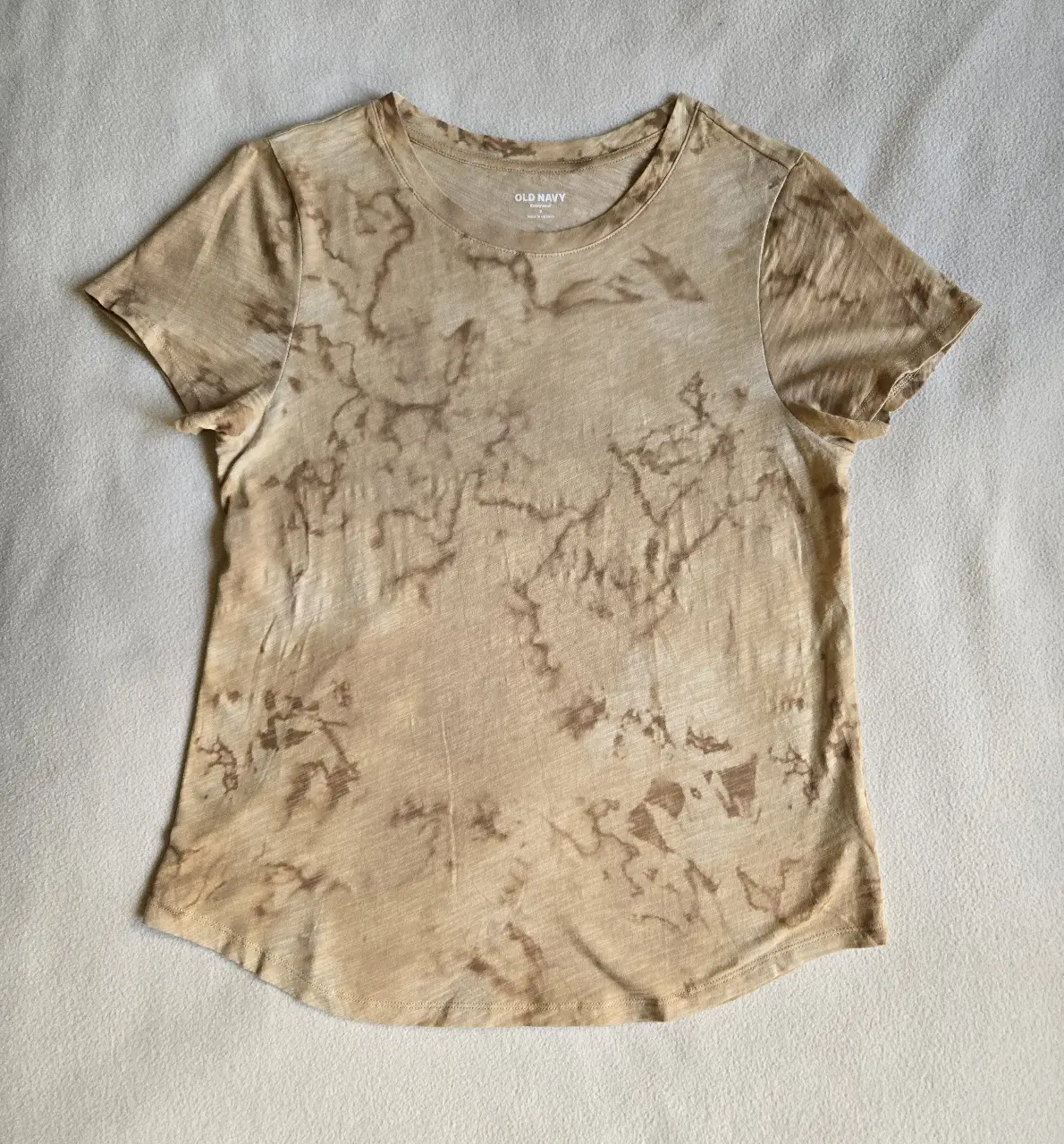 Remera manga corta de Old Navy con estampado marmolado en tonos marrones