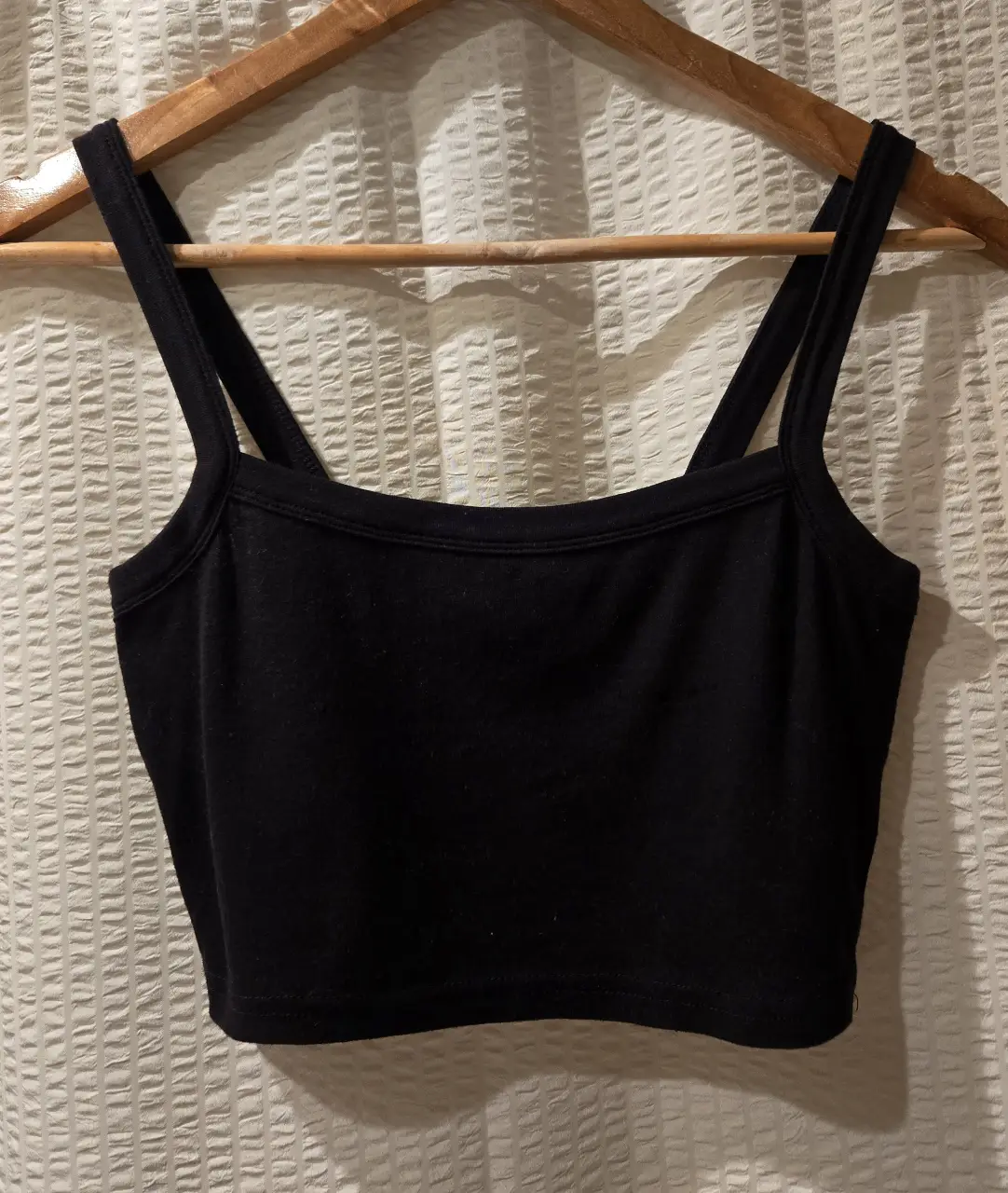 Top negro con breteles. 97% algodón 3% elastano. Talle S / M