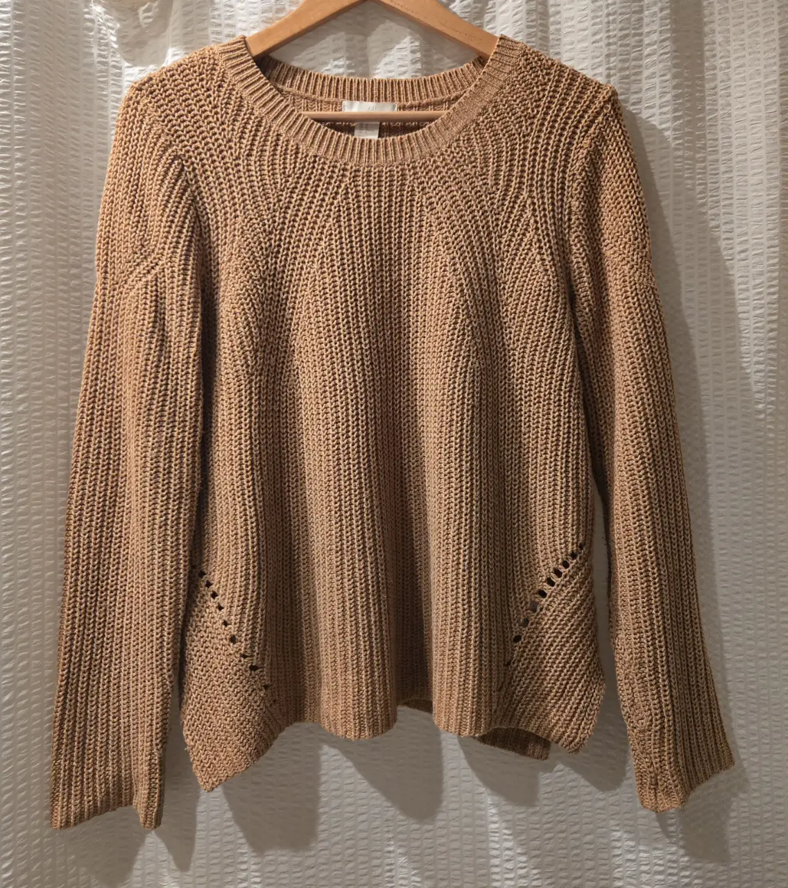 Sweater de punto color marrón. Diseño con detalles calados en los laterales y corte recto. 60% algodon 40% acrilico