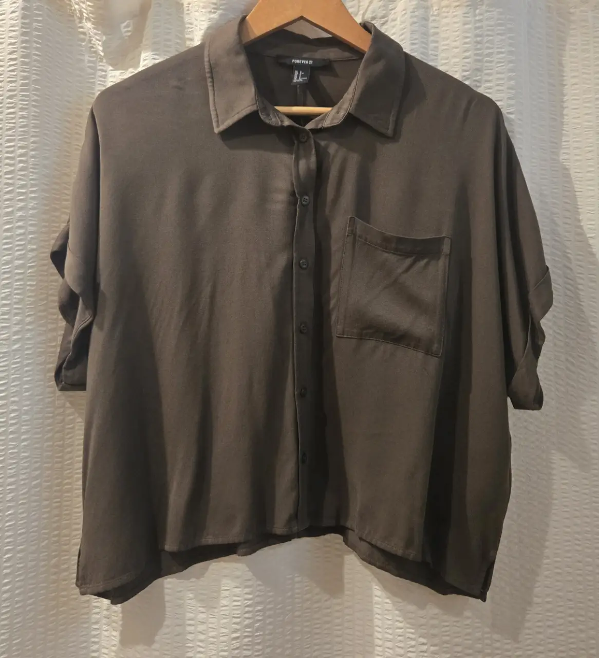 Camisa de fibrana manga corta, color verde oscuro de Forever 21, con bolsillo en el pecho y botones. Ideal para un look casual y cómodo.