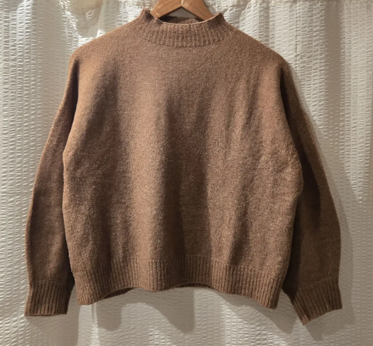 Sweater de cuello alto en color marrón. Ideal para un look casual y abrigado. Manga 3/4