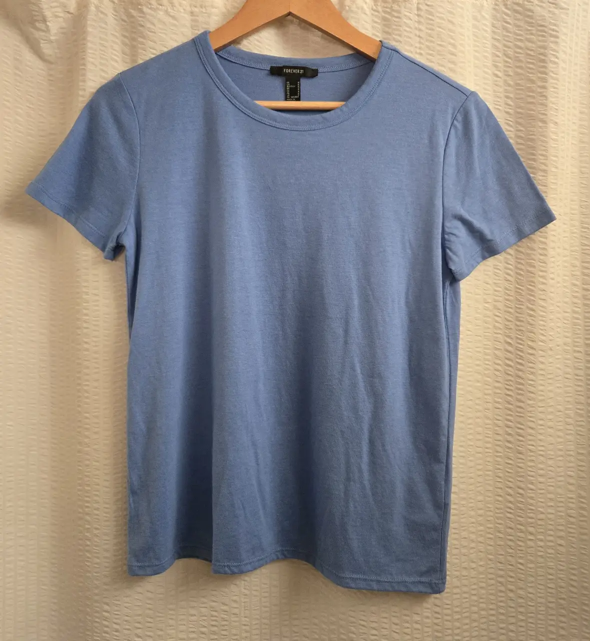 Remera manga corta celeste, ideal para un look casual y cómodo. Talle M, tambien equivale a S. 45% poliester 42% algodon 13% rayon