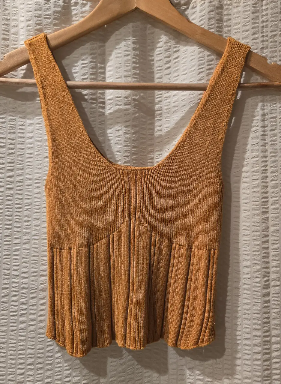 Top tejido de punto, color naranja/mostaza. 65% poliester 35% viscosa