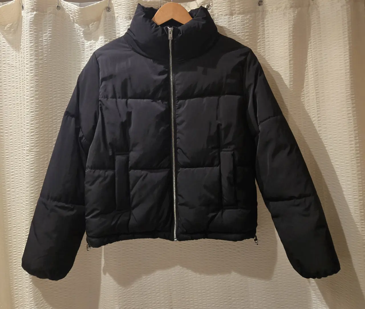Campera puffer negra, con cuello alto y cierre metalico. Ideal para el invierno. Talle EUR 34 / equivale a un S 
