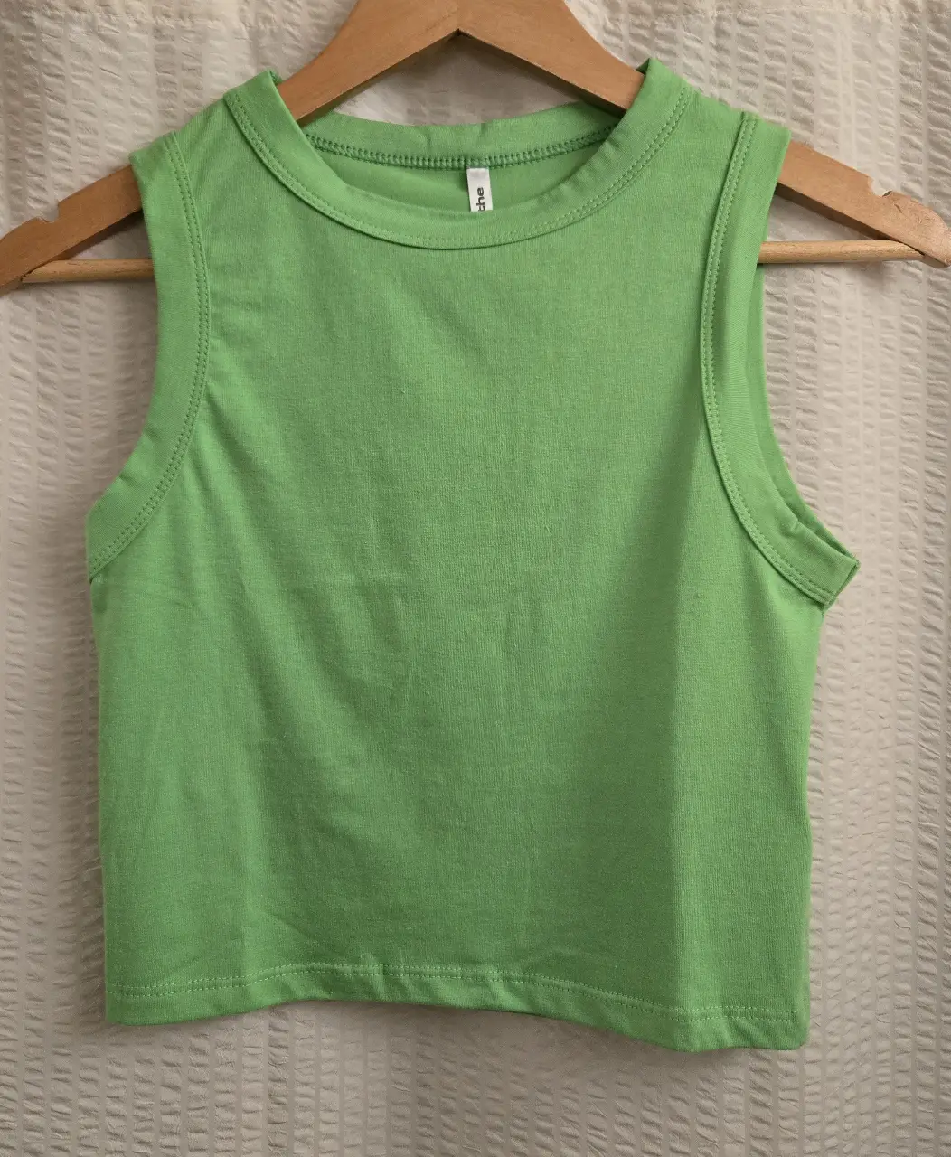 Musculosa crop de color verde, ideal para un look casual y fresco. 98% poliester 2% lycra