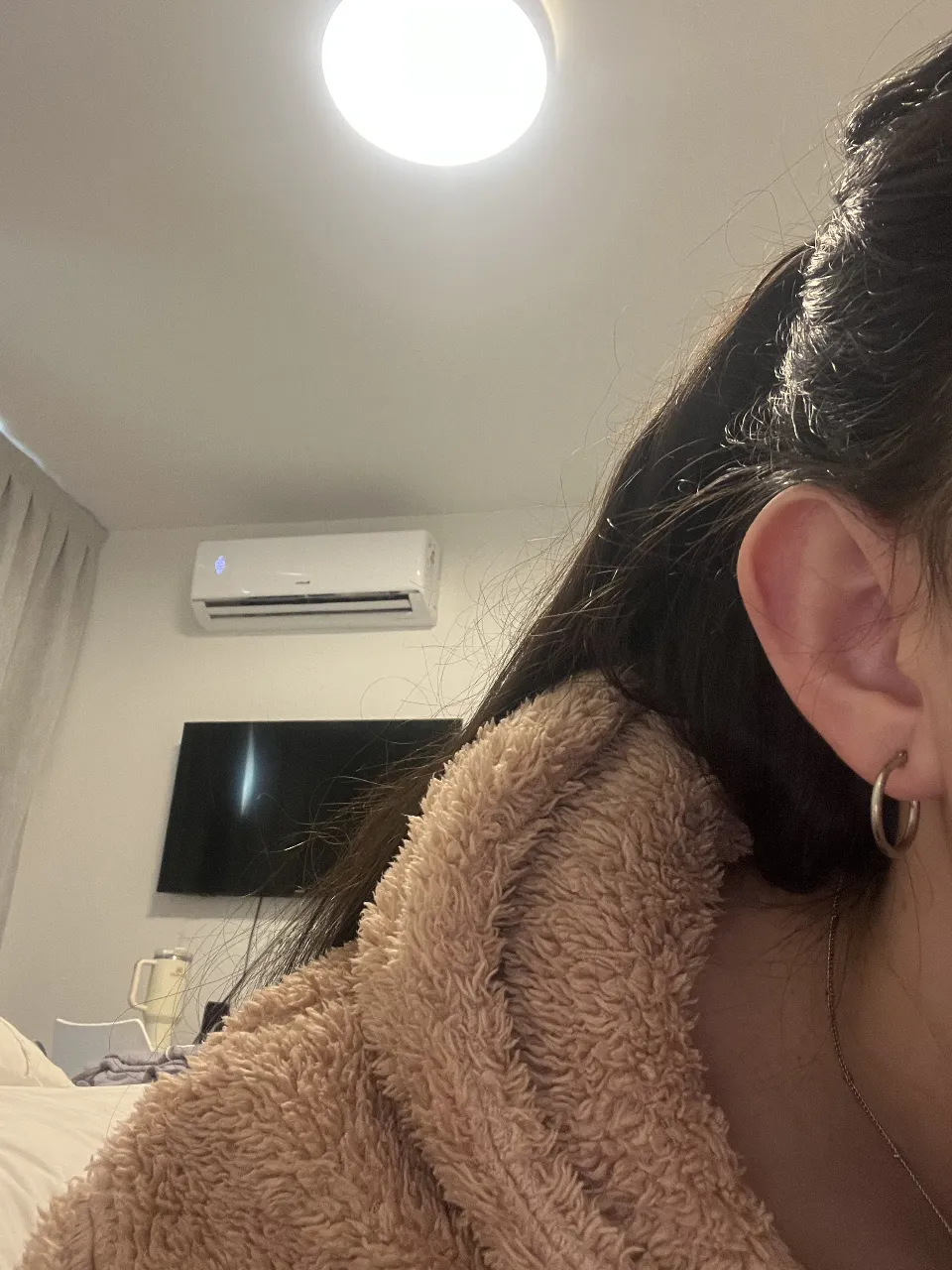 Aros de argolla plateados, ideales para uso diario. Diseño simple y elegante, perfectos para complementar cualquier look.