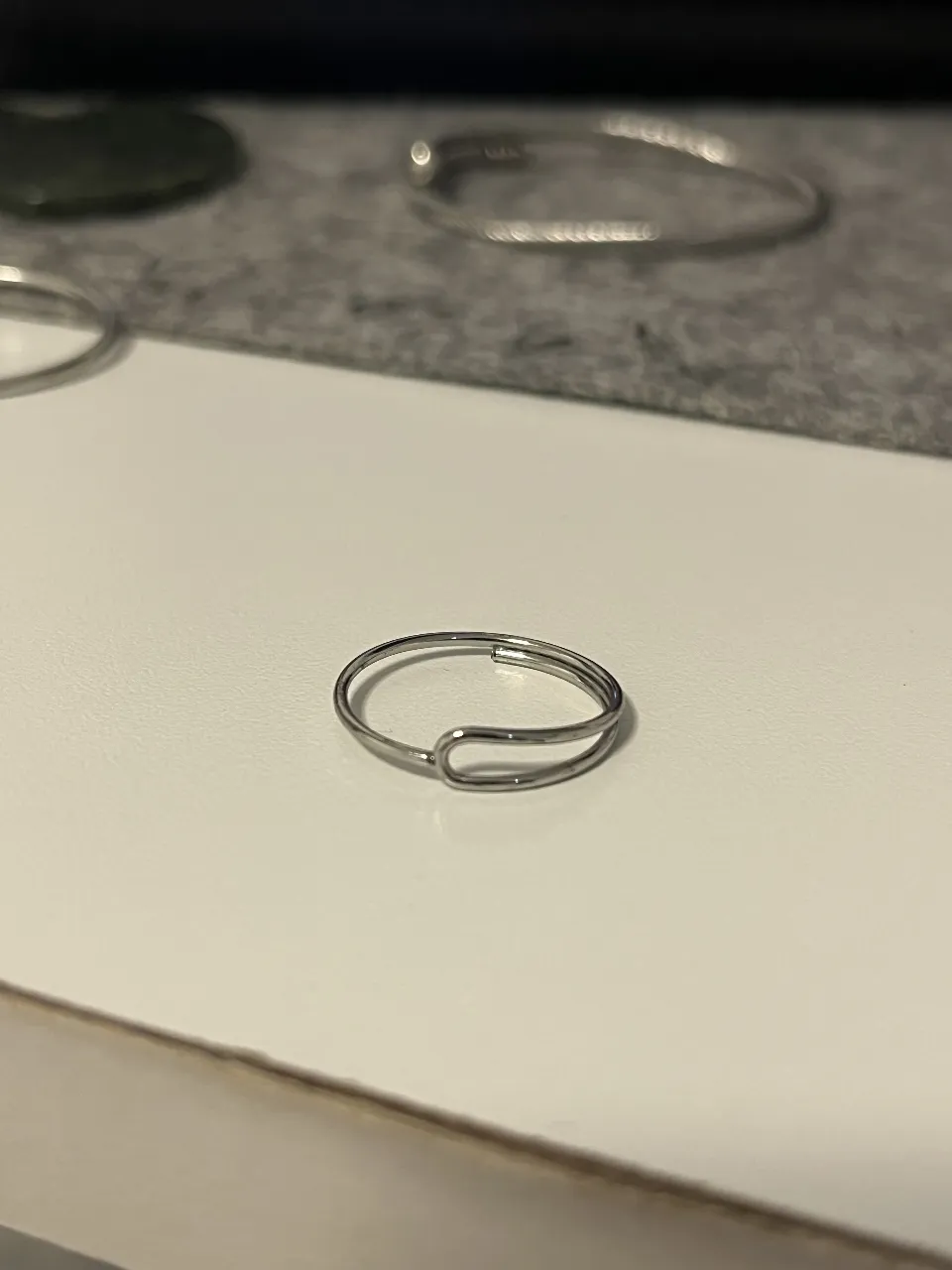 Anillo de plata con diseño minimalista. Ideal para uso diario.