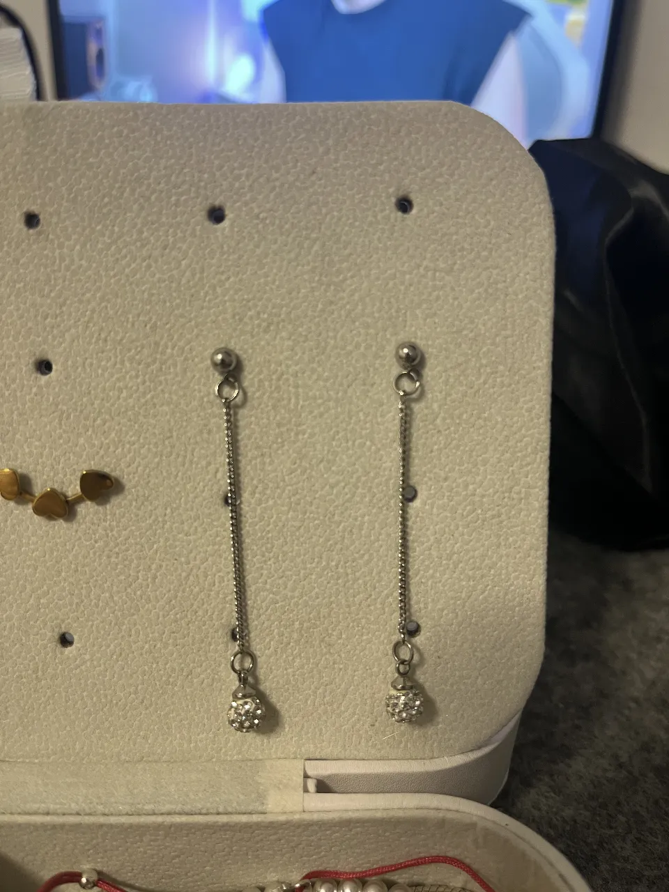 Aros colgantes de acero con bolita y strass. Ideales para darle un toque de brillo a tu look.