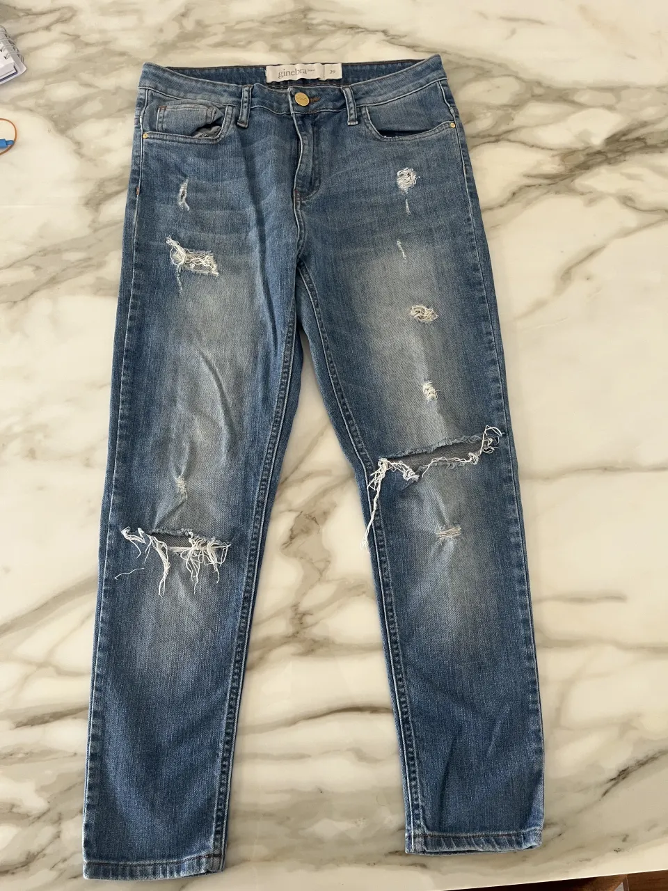 Jeans de mujer tiro alto, con roturas y desgastes. Estilo moderno y canchero, perfectos para un look casual y urbano.