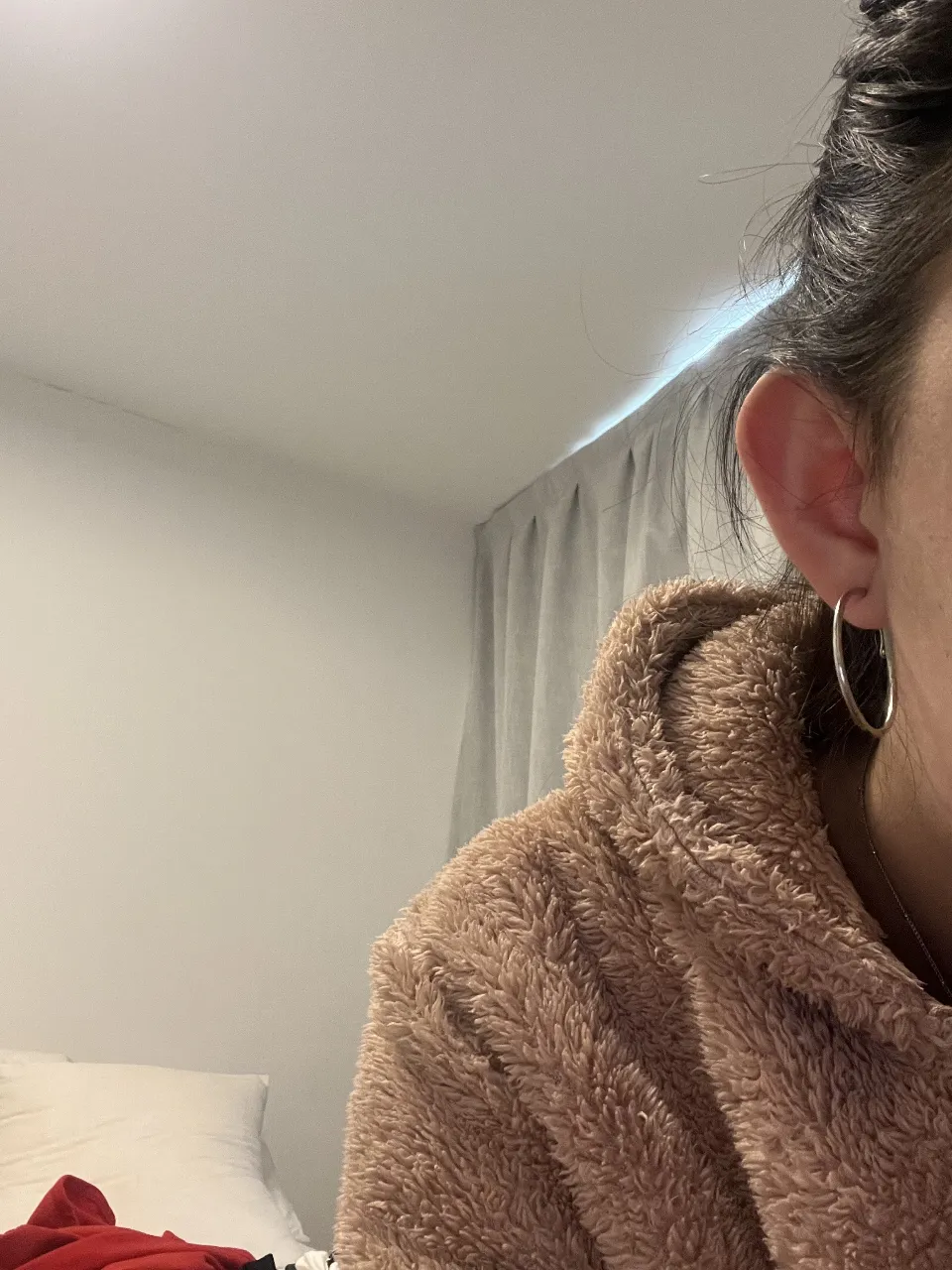 Aros de argolla plateados, ideales para un look casual y moderno. Perfectos para cualquier ocasión.