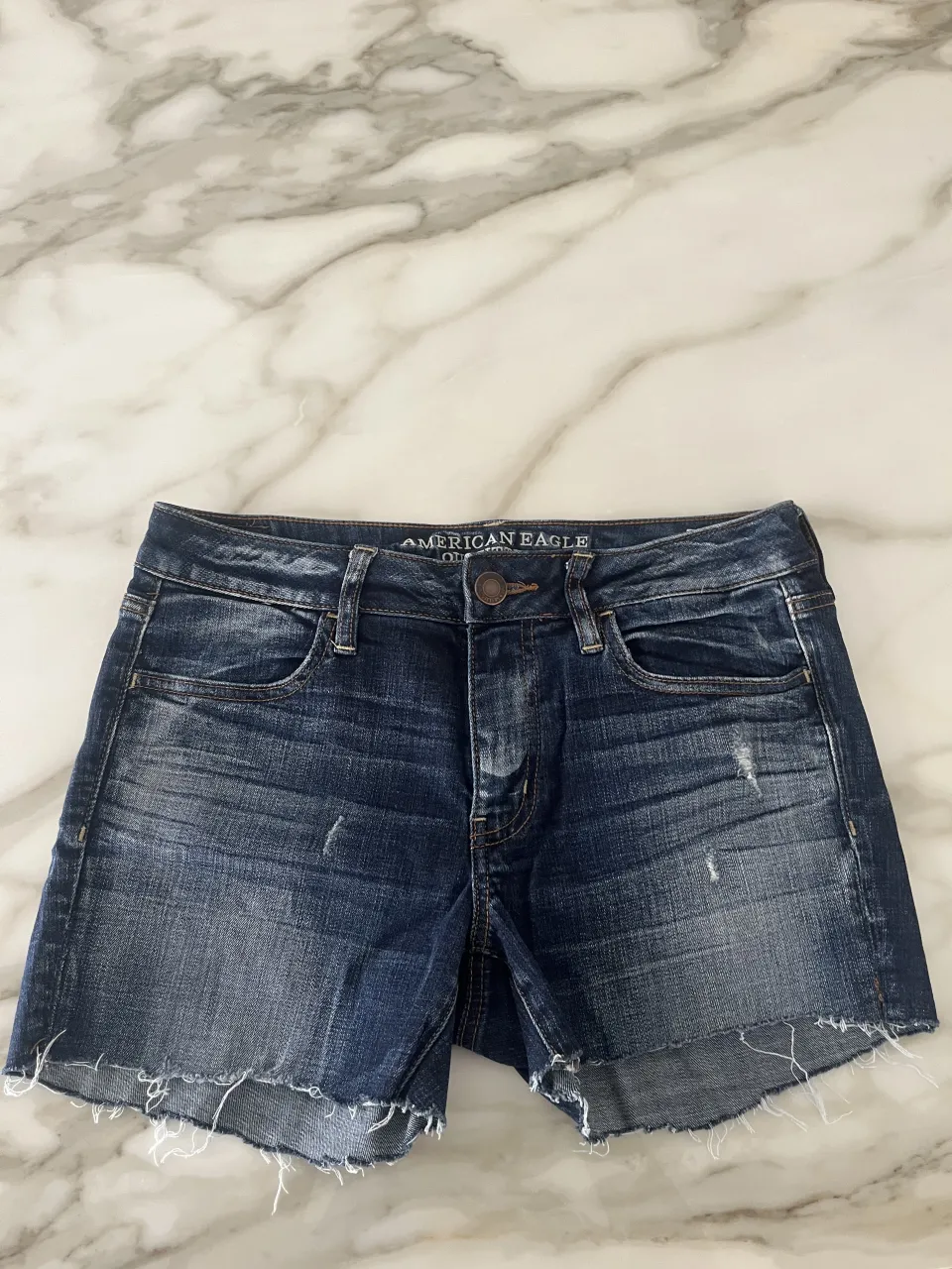 Shorts de jean tiro alto, con roturas y detalles desgastados. Un clásico para el día a día, súper cómodos y versátiles.