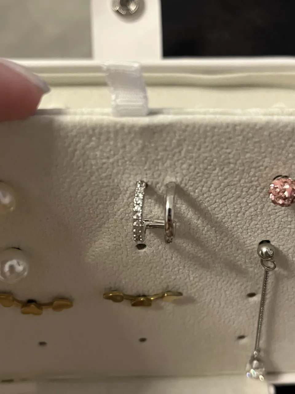 Aros de plata con diseño de media argolla con detalles de cristales. 1 Unidad