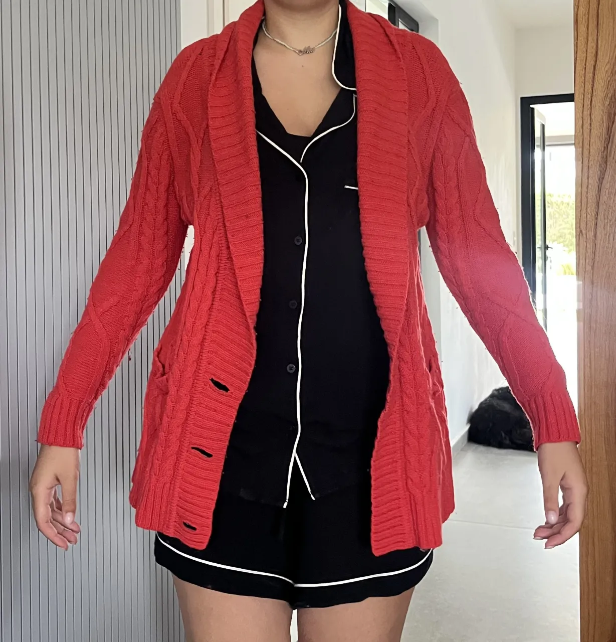 Cardigan tejido en color rojo, con botones al frente y bolsillos. Ideal para un look casual y cómodo.