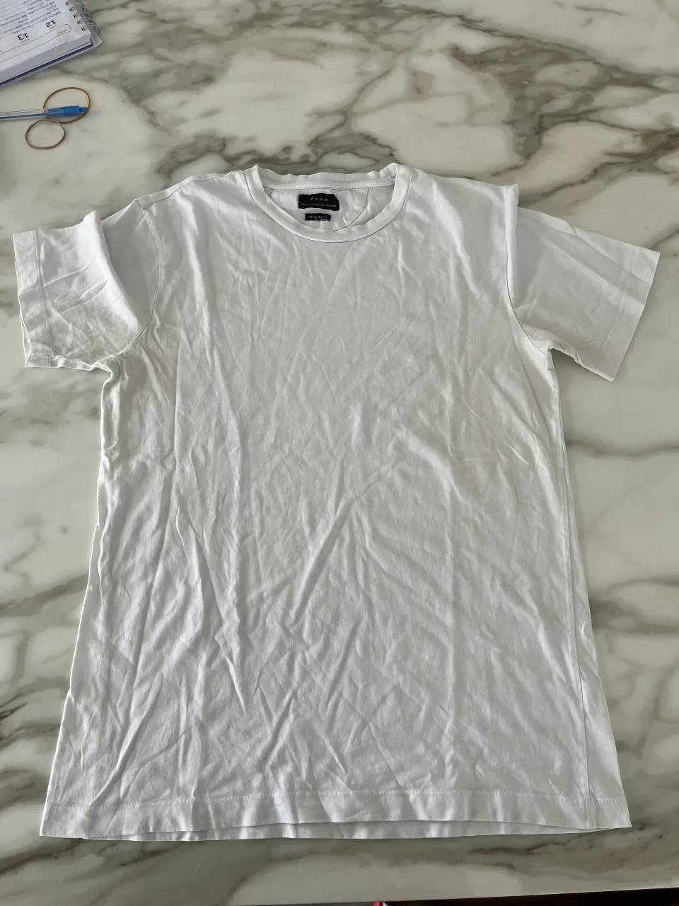 Remera blanca básica de algodón, de corte recto y cuello redondo. Perfecta para el día a día, para combinar con cualquier outfit.