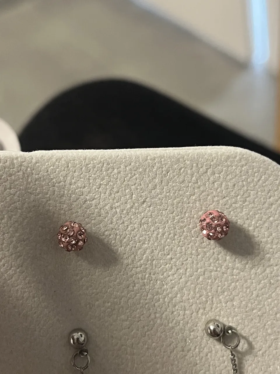 Aros de bolita rosa con detalles brillantes, ideales para un look delicado y femenino.