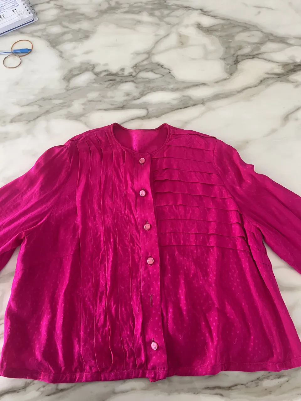 Blusa de seda fucsia con detalles de frunces y pequeños lunares. Posee botones al frente y mangas largas con puño. Le falta un botón! 🩷
