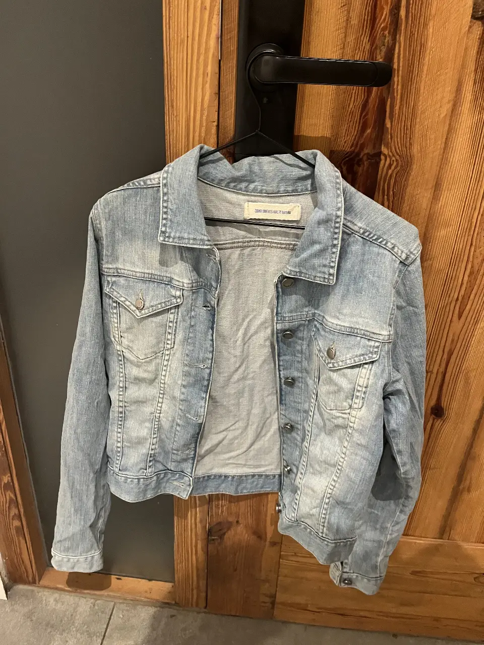 Campera de jean celeste, ideal para un look casual y versátil. Perfecta para combinar con cualquier outfit.
