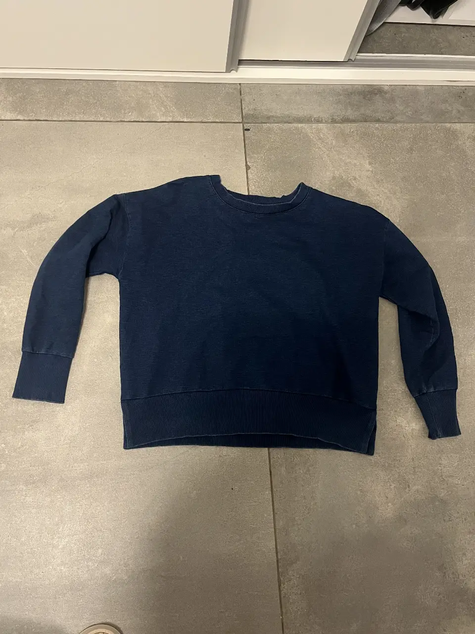 Buzo de cuello redondo azul marino de la marca Forever 21+ en talle XL. Ideal para un look casual y cómodo.