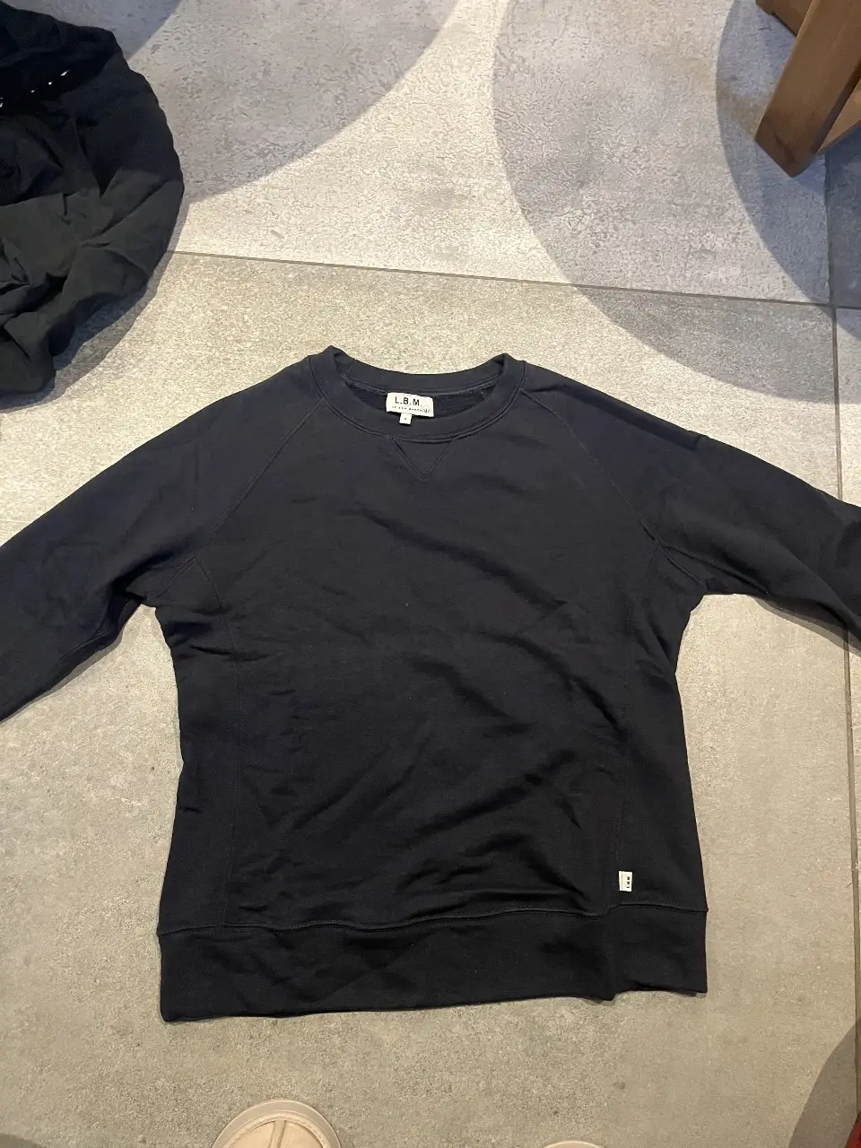 Buzo de cuello redondo negro de la marca L.B.M. Talle S. Ideal para un look casual y cómodo.